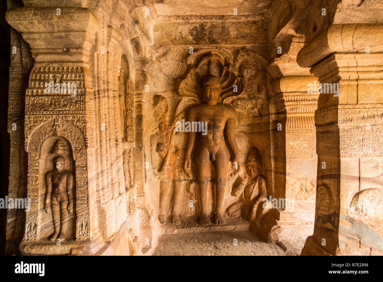 Tirthankara Parshvanatha avec 5 intitulée Cobra Hood dans la grotte 4 de Badami Grottes de Karnataka, Inde Banque D'Images