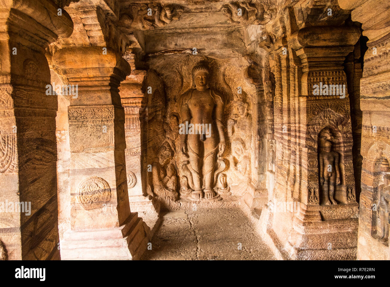 Bahubali debout dans une posture Kayotsarga méditer en vigne enroulée autour de sa jambe, dans la grotte 4 grottes de Badami Banque D'Images