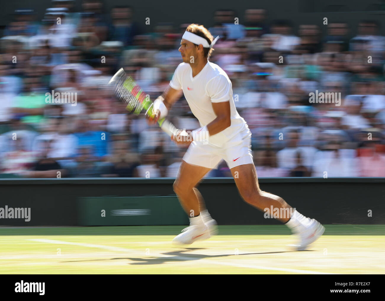 Joueur espagnol Rafael Nadal en action à Wimbledon, Londres, Angleterre, Royaume-Uni. Banque D'Images