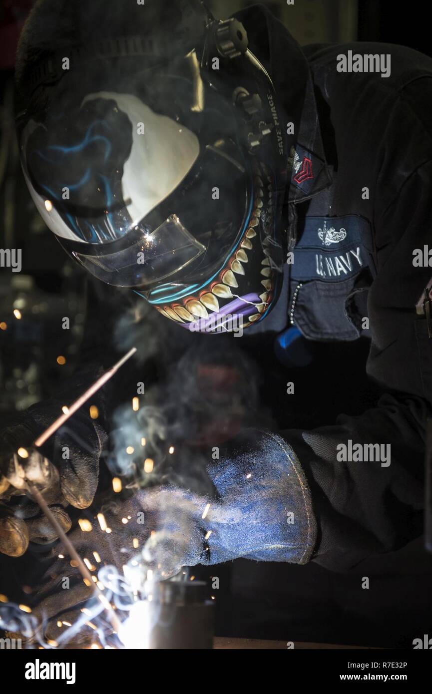 Mer Méditerranée (17 mai 2017) 1ère classe technicien d'entretien des coques, Cummings Devon de Bremerton, Washington, soudures stock sur une assiette à bord de la classe Arleigh Burke destroyer lance-missiles USS Ross (DDG 71) 17 mai 2017. Ross, l'avant-déployé à Rota, Espagne, mène des opérations navales dans la sixième flotte américaine zone d'opérations à l'appui de la sécurité nationale des États-Unis en Europe et en Afrique. Banque D'Images