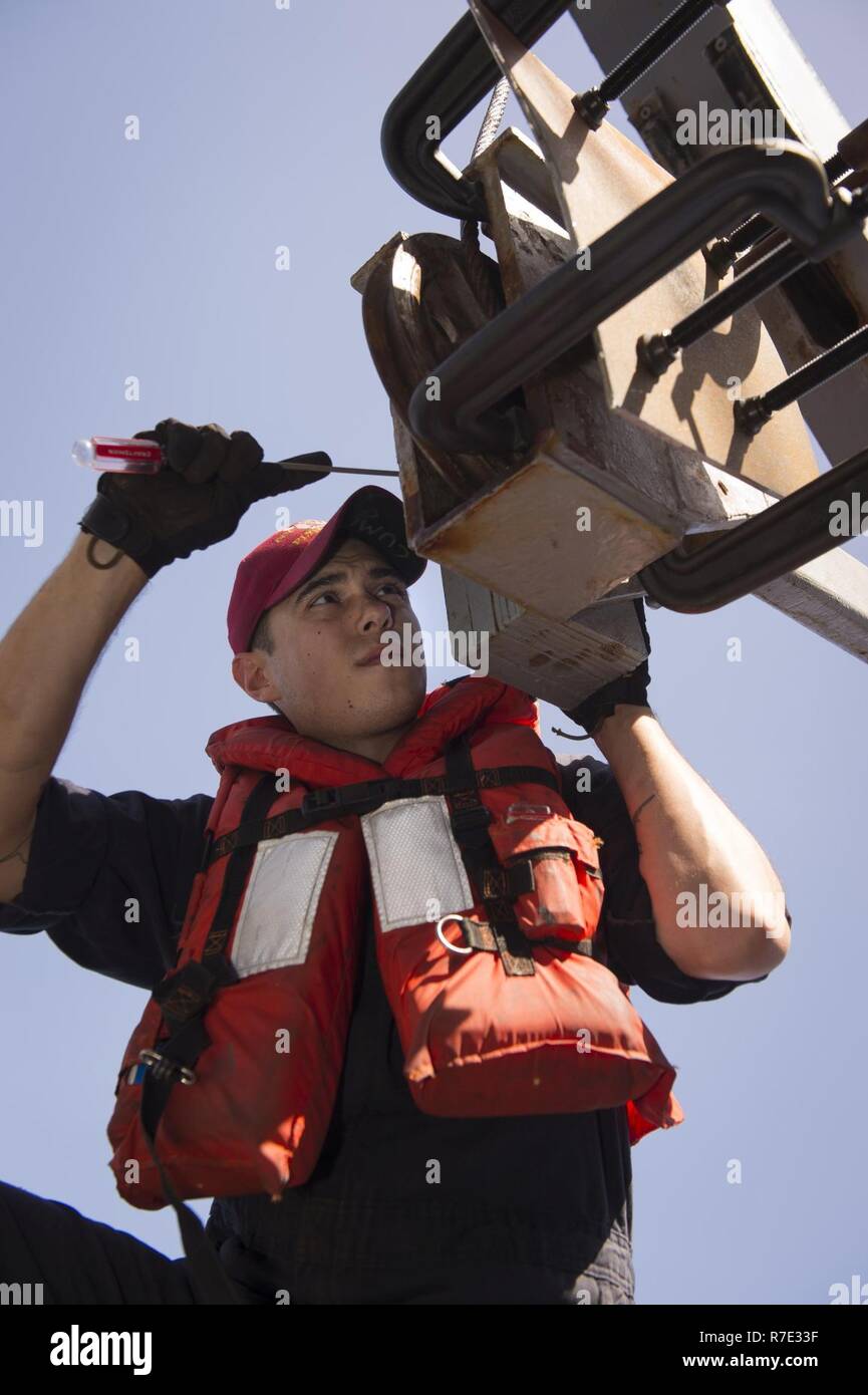 Mer Méditerranée (17 mai 2017) 1ère classe technicien d'entretien des coques, Cummings Devon de Bremerton, Washington, s'occupe de l'entretien d'orientation-arm davit à bord de la classe Arleigh Burke destroyer lance-missiles USS Ross (DDG 71) 17 mai 2017. Ross, l'avant-déployé à Rota, Espagne, mène des opérations navales dans la sixième flotte américaine zone d'opérations à l'appui de la sécurité nationale des États-Unis en Europe et en Afrique. Banque D'Images