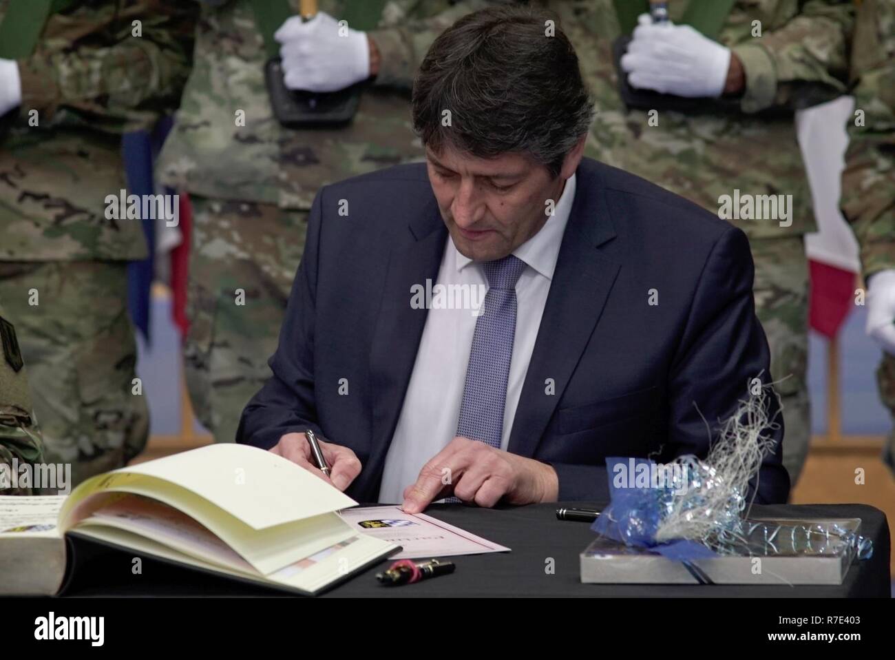 Edgar Knobloch, le maire de l'Grafenwoehr, signe un accord de partenariat au cours de la 41e Brigade d'artillerie de la cérémonie d'activation à Grafenwoehr, Allemagne, le 30 novembre 2018. La 41e Bde d'artillerie. "Railgunners" est la nouvelle unité de l'activation à Grafenwoehr (Allemagne), sous l'autorité de l'état de préparation de la formation de 7e armée le commandement de l'instruction et fournira des feux de précision à longue portée de l'armée américaine pour l'Europe. Banque D'Images