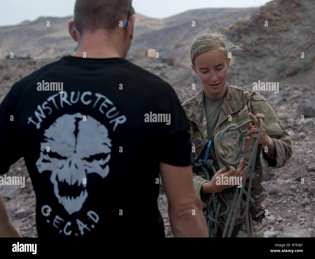 La CPS de l'armée américaine. Amanda bruns avec le 1er bataillon du 141e Régiment d'infanterie, Texas Army National Guard, déployés à l'appui de la Force opérationnelle interarmées combinée - Corne de l'Afrique, complète le nœuds partie de la montagne obstacle pendant le désert français Cours Commando à Arta (Djibouti), le 30 novembre 2018. Bien sûr les troupes exposées aux fondements de desert combat, la survie du désert, armes, mouvements de troupes, et des parcours en fonction des environnements de montagne et d'eau. Service des États-Unis ont participé à la course à obstacles aux côtés de marine français pour gagner un prix convoité désert français Comman Banque D'Images