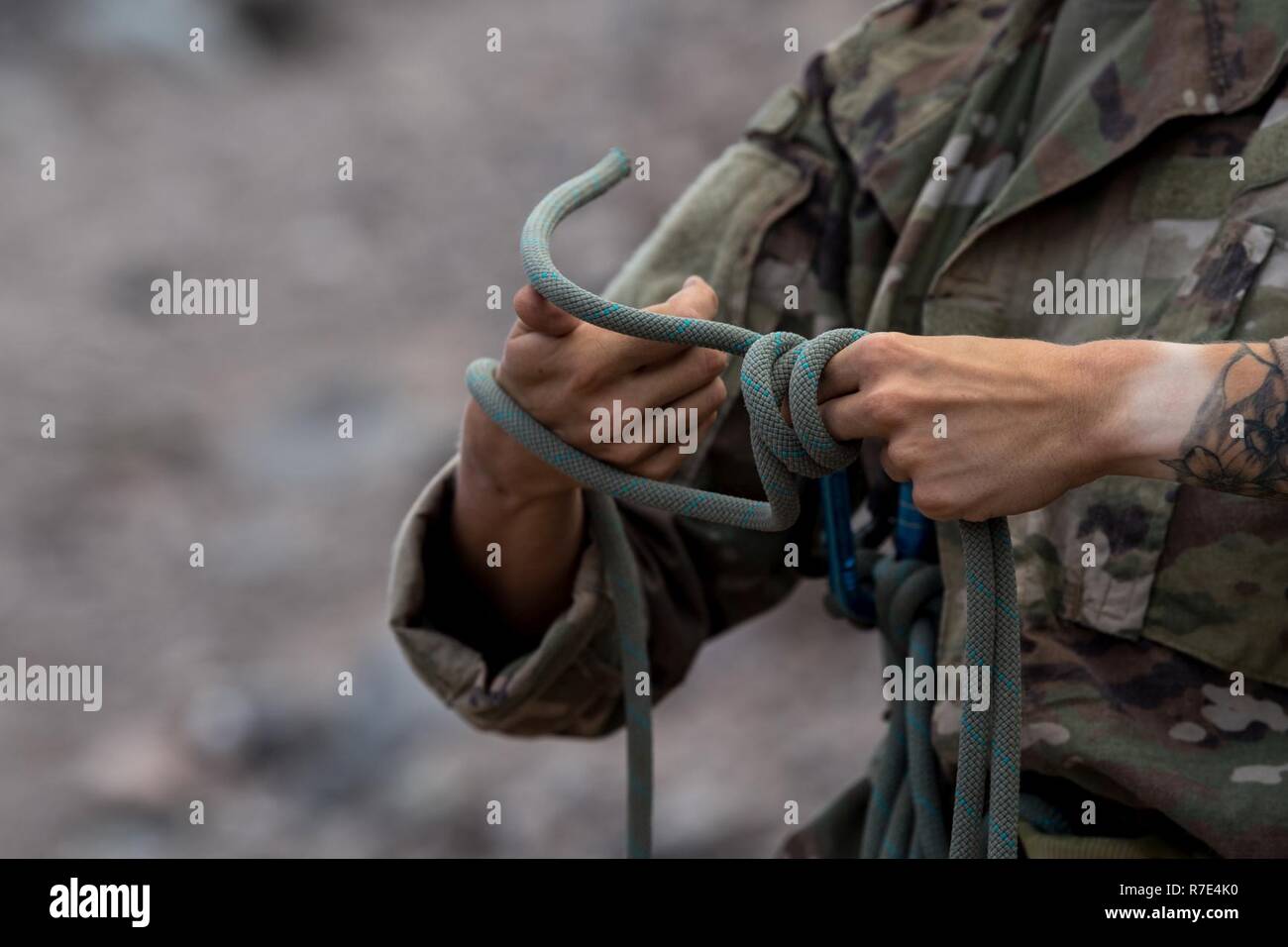 La CPS de l'armée américaine. Amanda bruns avec le 1er bataillon du 141e Régiment d'infanterie, Texas Army National Guard, déployés à l'appui de la Force opérationnelle interarmées combinée - Corne de l'Afrique, complète le nœuds partie de la montagne obstacle pendant le désert français Cours Commando à Arta (Djibouti), le 30 novembre 2018. Bien sûr les troupes exposées aux fondements de desert combat, la survie du désert, armes, mouvements de troupes, et des parcours en fonction des environnements de montagne et d'eau. Service des États-Unis ont participé à la course à obstacles aux côtés de marine français pour gagner un prix convoité désert français Comman Banque D'Images