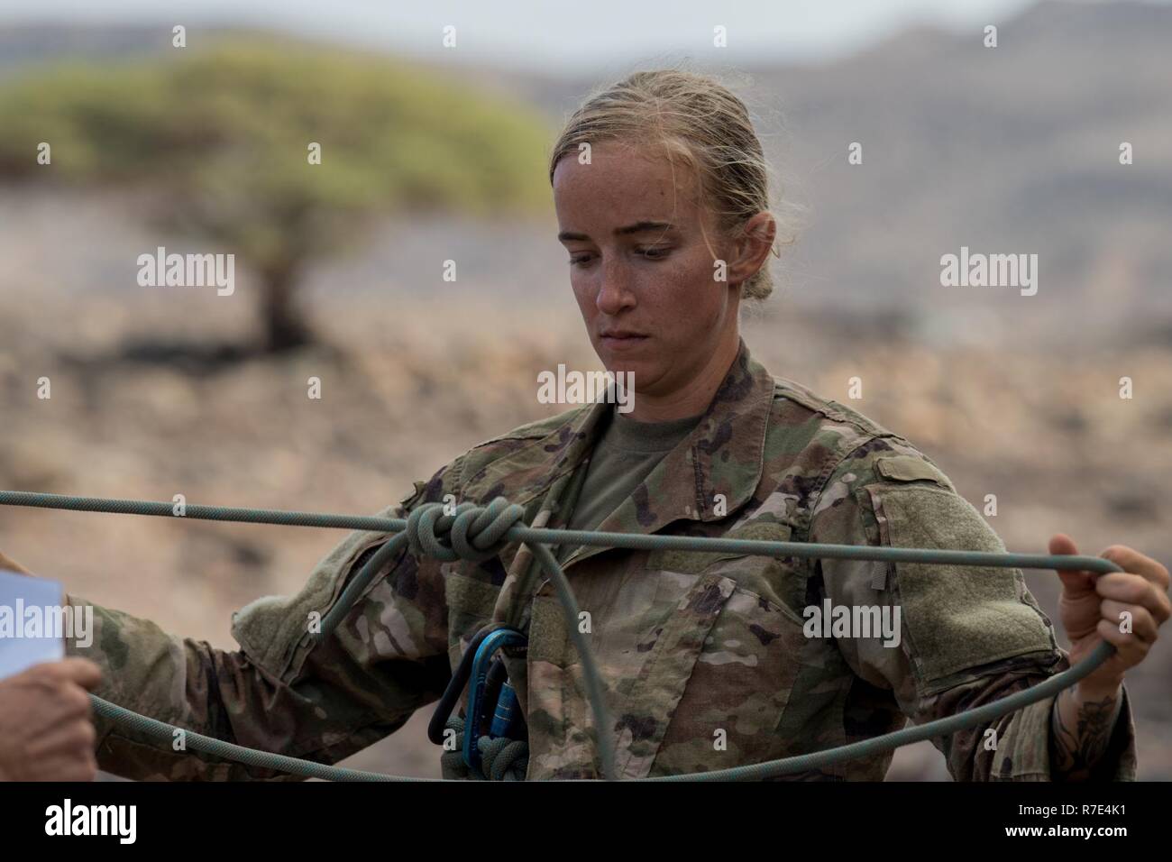 La CPS de l'armée américaine. Amanda bruns avec le 1er bataillon du 141e Régiment d'infanterie, Texas Army National Guard, déployés à l'appui de la Force opérationnelle interarmées combinée - Corne de l'Afrique, complète le nœuds partie de la montagne obstacle pendant le désert français Cours Commando à Arta (Djibouti), le 30 novembre 2018. Bien sûr les troupes exposées aux fondements de desert combat, la survie du désert, armes, mouvements de troupes, et des parcours en fonction des environnements de montagne et d'eau. Service des États-Unis ont participé à la course à obstacles aux côtés de marine français pour gagner un prix convoité désert français Comman Banque D'Images