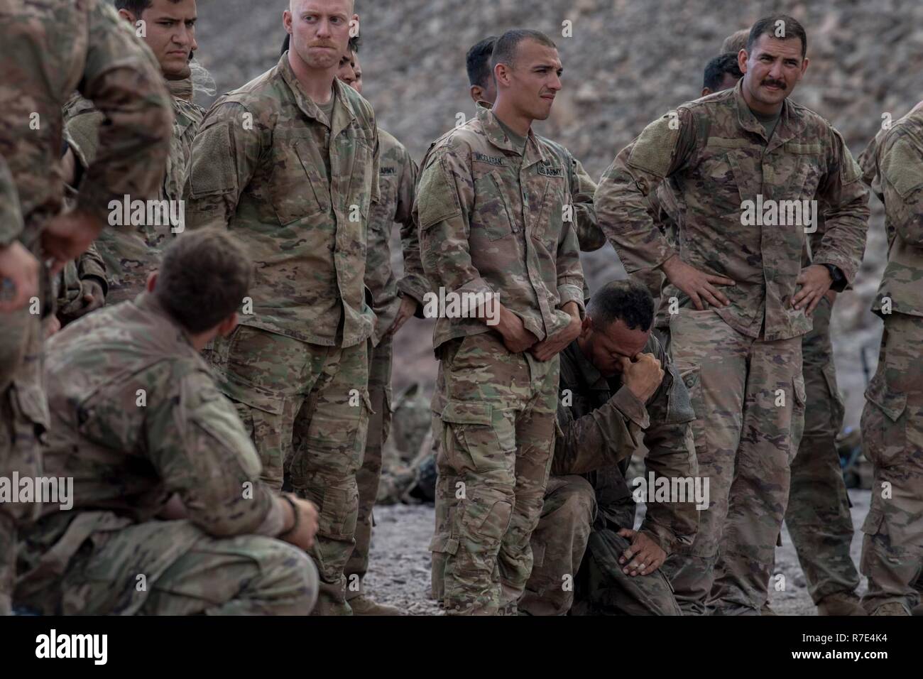 Les membres du service américain d'attendre de recevoir leurs notes après la montagne obstacle pendant le désert français Cours Commando à Arta (Djibouti), le 30 novembre 2018. Bien sûr les troupes exposées aux fondements de desert combat, la survie du désert, armes, mouvements de troupes, et des parcours en fonction des environnements de montagne et d'eau. Le service américain, les membres déployés en appui de la Force opérationnelle interarmées - Corne de l'Afrique, a participé à la course à obstacles aux côtés de marine français pour gagner un prix convoité Badge Commando désert français. Banque D'Images