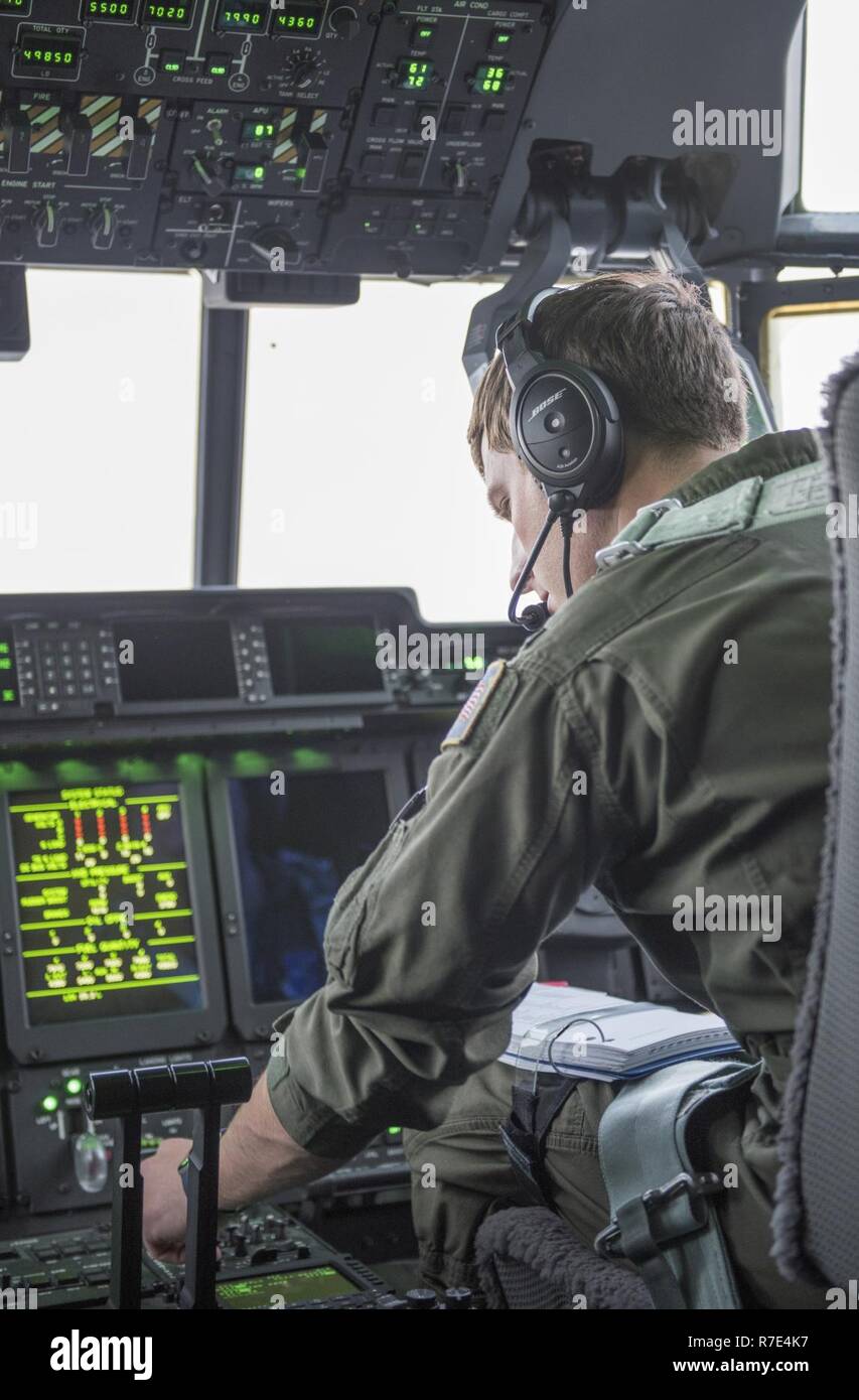 1er Lieutenant Kelly Eisberg, un projet pilote avec le 211e Escadron de sauvetage, vole un C-130J "Combattre King II" sur une antenne de l'évaluation des dommages le 30 novembre 2018, à la suite du séisme qui a frappé l'ancrage et de Matanuska-Susitna Valley. En quelques heures, les membres de la Garde nationale aérienne de l'Alaska est l'entretien et l'exploitation des groupes a transformé un engagement communautaire prévu dans une étude aérienne des dégâts causés par le séisme dans le sud de l'Alaska, faire rapport de ses constatations à l'état de l'Alaska's Centre d'opérations commun. Banque D'Images
