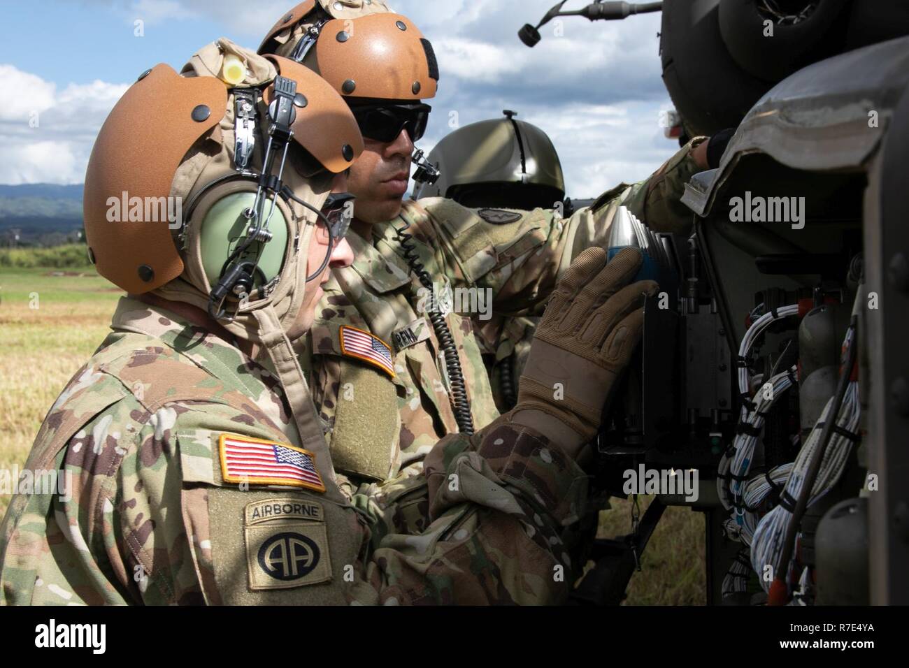 Les soldats de l'Armée américaine affecté à 2e Escadron, 6e régiment de cavalerie, 25e Brigade d'aviation de combat, 25e Division d'infanterie, charger 30 mm M788 objectif formation tours dans un hélicoptère Apache AH-64 en préparation pour la qualification de tir aérien à un armement de l'avant et l'essence sur Schofield Barracks, Hi., le 29 novembre 2018. Le canon du M799 feux incendiaires et explosifs ronde le M789 high explosive ronde à double usage qui peuvent pénétrer plus de 2 pouces d'armor à 2 500 mètres. Banque D'Images