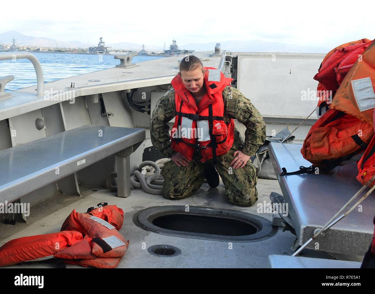 2e classe-électricien Freyder Avril, affecté à la réserve de la Marine (une unité d'assaut-1 ACU), se prépare à recevoir l'ancre à bord d'un prépositionnement maritime Bateau Utilitaire de la Force dans le cadre d'une perte de puissance de l'exercice dans le port de San Diego le 1 décembre. L'unité a effectué les exercices dans le cadre d'une qualification de capitaine pour tester les compétences pratiques dans l'essai de routine et les événements imprévus. Les marins qui passent la démonstration pratique sera qualifié à l'appui de la réserve et de l'ACU-1 missions service actif en tant que barreur. Banque D'Images