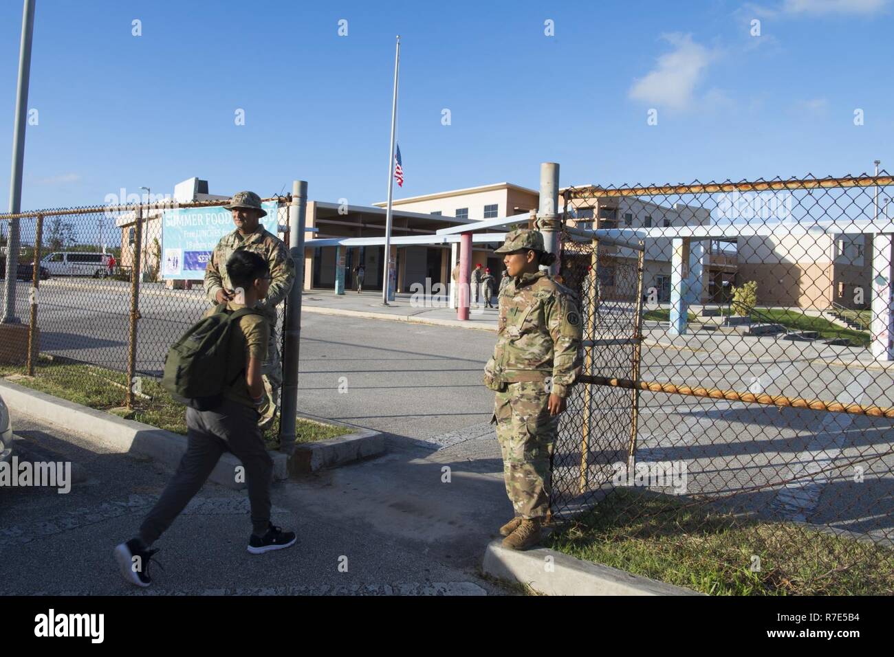 Un étudiant est accueilli par des réservistes de l'armée américaine de Guam affecté à la 302e compagnie de quartier-maître à Oceanview Middle School de Chacha au cours de la première journée à l'école à Saipan, Commonwealth des îles Mariannes du Nord, le 3 décembre 2018. Aujourd'hui était le premier jour de la rentrée à l'école pour les élèves à Saipan après le super typhon Yutu a frappé l'île le 24 octobre. Banque D'Images