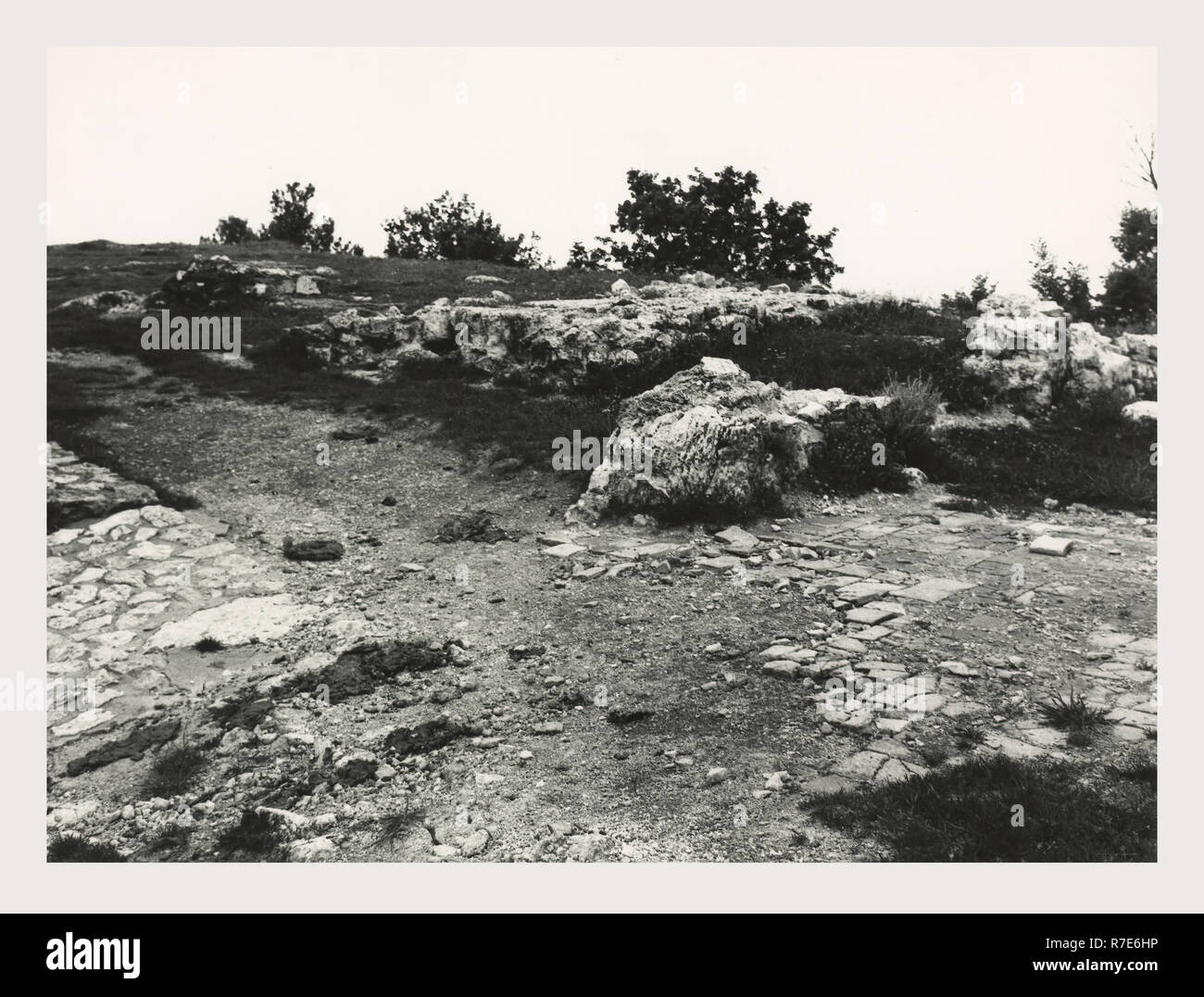 Lazio Rome Sant'Oreste S. Silvestro, c'est mon l'Italie, l'Italie Pays de l'histoire visuelle, 6e siècle, l'église médiévale avec la structure originale et certains cadre carolingien en grande partie intacte partiellement en ruines, des colonnes, autel sculpté fresques et chapiteaux Banque D'Images
