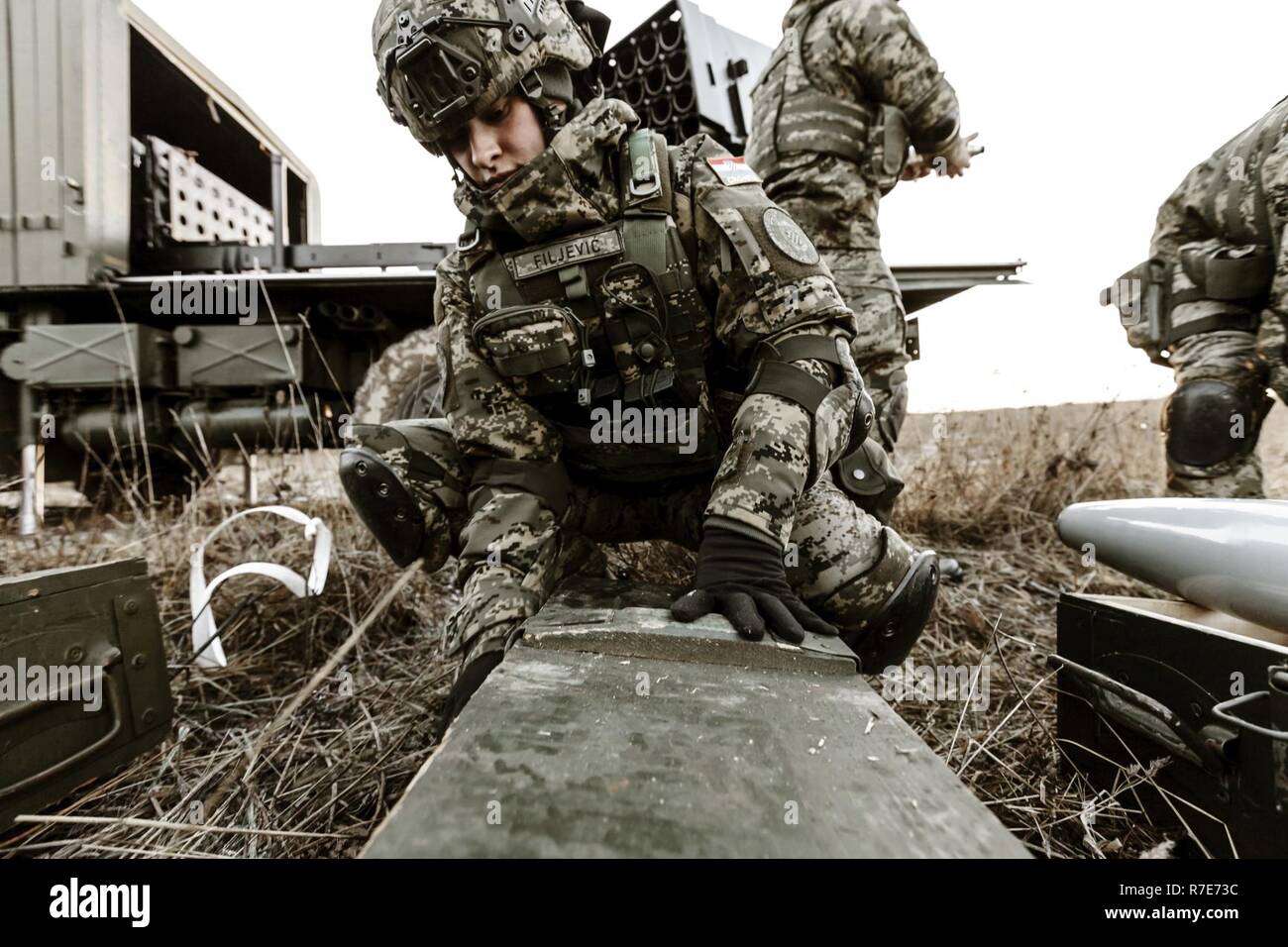Le croate, Hedgehog Mobile conduite Batterie système de lance-roquettes multiples exercices de tir réel Bemowo Piskie, Pologne. La Vulkan M-92 est un lance-roquettes multiples de 122 mm qui tire des roquettes, capable d'engager des cibles jusqu'à 12 kilomètres. Ce multiplicateur de force ajoutée améliore la liberté de mouvement pour Battle Group Pologne Exercice de tir réel. L'armée croate a présence dans deux des quatre renforcée de l'OTAN présence avancée Groupes de combat dans la région de la Baltique. Banque D'Images