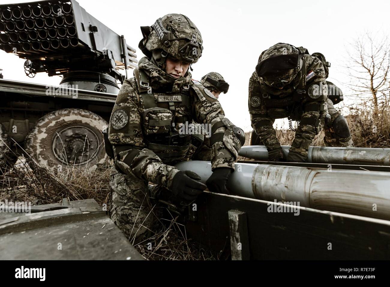 Le croate, Hedgehog Mobile conduite Batterie système de lance-roquettes multiples exercices de tir réel Bemowo Piskie, Pologne. La Vulkan M-92 est un lance-roquettes multiples de 122 mm qui tire des roquettes, capable d'engager des cibles jusqu'à 12 kilomètres. Ce multiplicateur de force ajoutée améliore la liberté de mouvement pour Battle Group Pologne Exercice de tir réel. L'armée croate a présence dans deux des quatre renforcée de l'OTAN présence avancée Groupes de combat dans la région de la Baltique. Banque D'Images