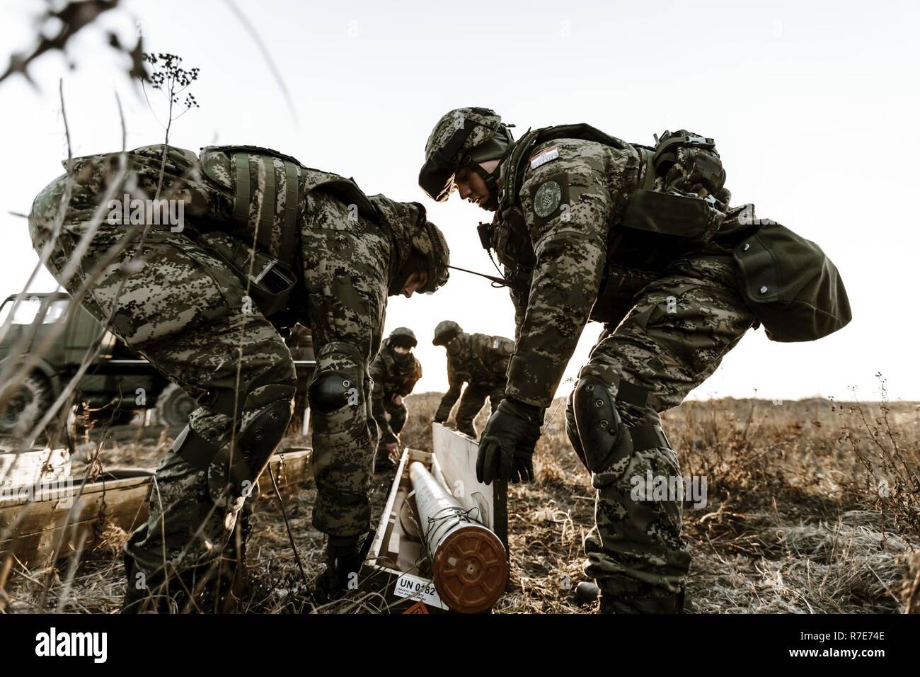 Le croate, Hedgehog Mobile conduite Batterie système de lance-roquettes multiples exercices de tir réel Bemowo Piskie, Pologne. La Vulkan M-92 est un lance-roquettes multiples de 122 mm qui tire des roquettes, capable d'engager des cibles jusqu'à 12 kilomètres. Ce multiplicateur de force ajoutée améliore la liberté de mouvement pour Battle Group Pologne Exercice de tir réel. L'armée croate a présence dans deux des quatre renforcée de l'OTAN présence avancée Groupes de combat dans la région de la Baltique. Banque D'Images