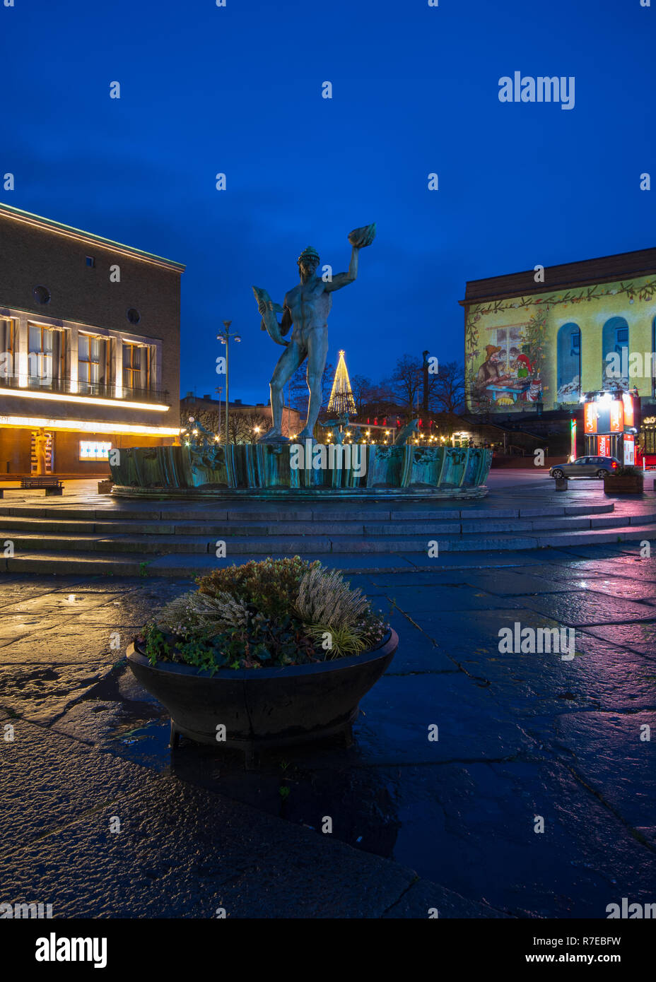 Statue de Poséidon dans le centre-ville de Göteborg et à l'arrière-plan à liseburg decarion chritmas park Banque D'Images