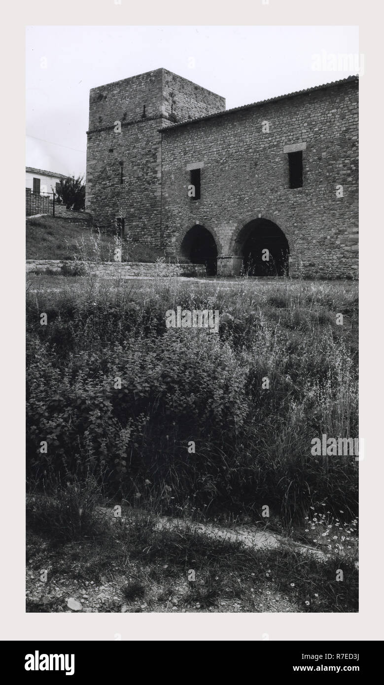 Abruzzes Teramo Carpineto della Nora Abbaye de S. Bartolomeo, c'est mon l'Italie, l'Italie Pays de l'histoire visuelle, Badia établi pour la première fois en 962, reconstruite au 12ème et 13 cents. Une vue sur l'extérieur du monument, ruines et la campagne. Architrave est ornée de différentes sortes de figures d'animaux. L'intérieur est basé sur le plan de S. Clemente un San Valentino in Abruzzo Citeriore. Il y a un relief sculptural sur les deux capitales et l'autel, représentant des animaux fantaisistes de nouveau et formes florales. Banque D'Images