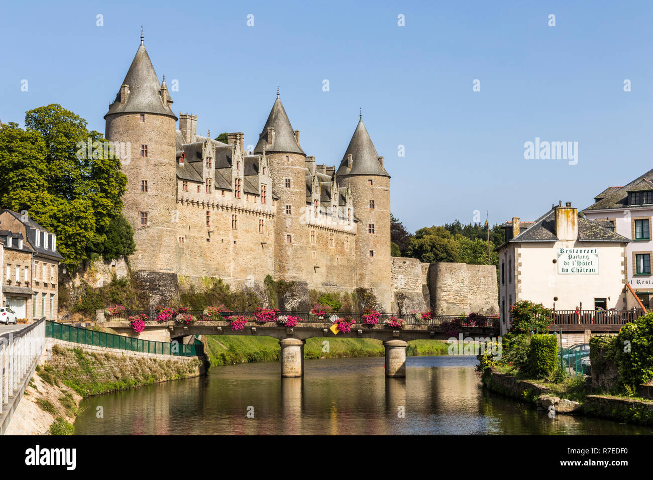 Josselin, France. La vue sur le château et les fortifications de la vieille ville avec l'Oust et du château de Josselin Banque D'Images