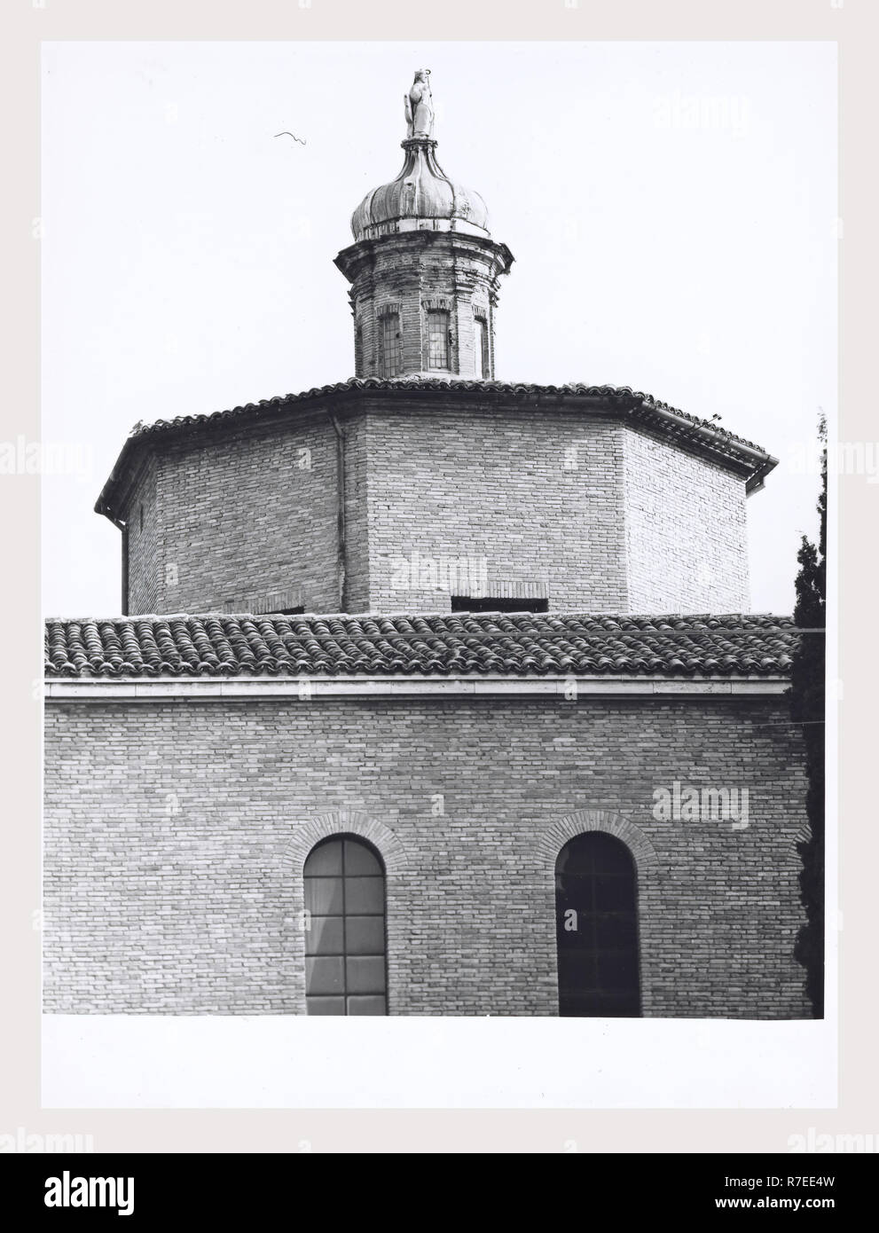 Abruzzes Teramo Teramo S. Berardo, Cathédrale, c'est mon l'Italie, l'Italie Pays de l'histoire visuelle, une vue sur l'extérieur principalement de la façade portes et portail sculpture de Deodatus également une vue sur le clocher, passage à niveau, et le dôme. Une vue sur l'intérieur de la nef restaurée 12ème siècle capitales, bas-relief sculpture et bassins d'eau sainte. 14e siècle choeur le toit, un chandelier pascal, et une chaire aussi de nombreuses vues d'un autel d'argent 1433-1438 avec des scènes de la vie du Christ et sa passion. Sacristie 16ème siècle un retable sculptés, peintures, et des meubles en bois. Chapelle baroque de Banque D'Images