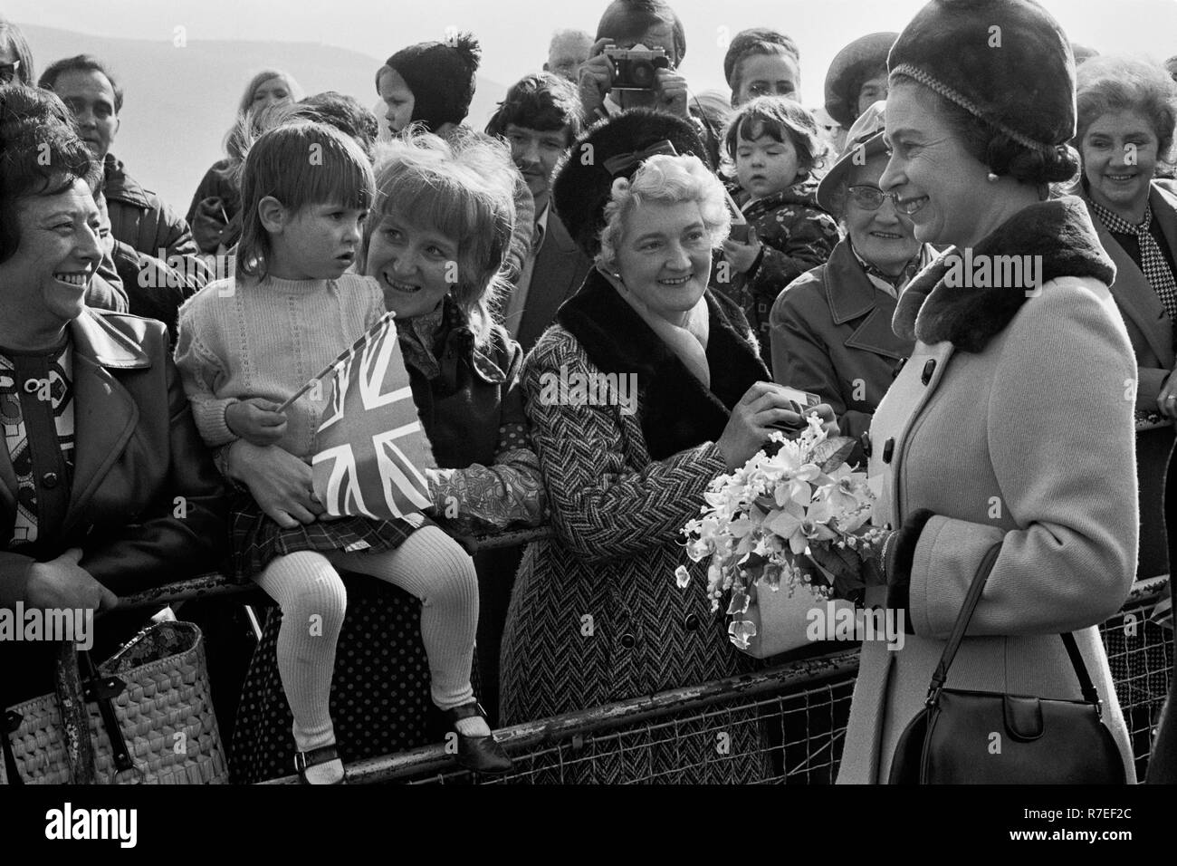 La Reine en visite à Aberfan, au sud du pays de Galles, en mars 1973, pour ouvrir un nouveau centre communautaire à l'endroit où 144 personnes ont été tuées en 1966 Banque D'Images