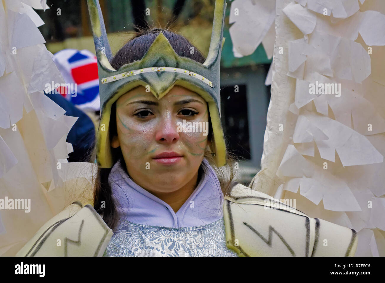 Fille dans son costume ailé pour le Festival international Surva des Jeux de la mascarade en janvier à Pernik, Bulgarie. Banque D'Images
