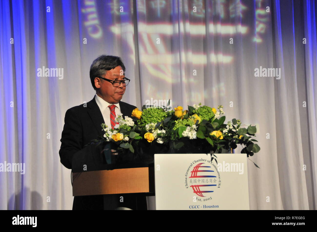 (181209) -- HOUSTON, 9 décembre 2018 (Xinhua) -- Le consul général chinois à Houston Li Qiangmin prononce un discours lors de la troisième cérémonie de remise des prix et du gala annuel de l'acheminement du gaz-Houston de Houston, Texas, États-Unis, 7 décembre 2018. La coopération économique bilatérale entre les États-Unis et la Chine a été souligné par les dirigeants politiques et économiques à un rassemblement Vendredi soir à Houston dans l'État américain du Texas. Plus de 300 hauts fonctionnaires et des dirigeants des entreprises américaines et chinoises ont assisté à la troisième édition annuelle de gala et cérémonie de remise des prix de la Chambre générale de la Chine de la CCG (Commerce-Houston Banque D'Images