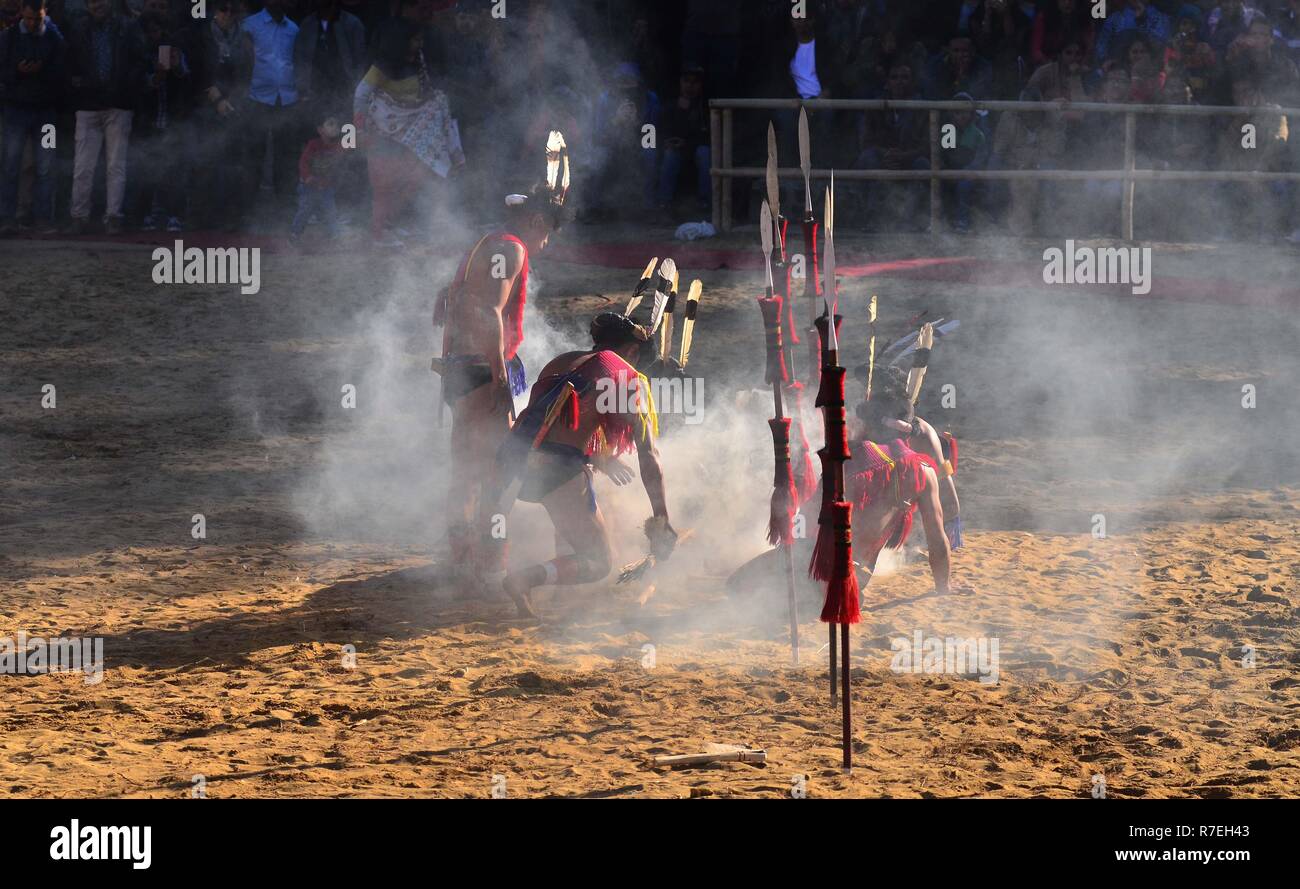 Kisama, Inde, le 09 décembre 2018 : Les membres de la tribu Naga effectue une cheminée traditionnelle faisant le neuvième jour du Hornbill Festival au village du patrimoine de Naga Kisama, quelques 10 kms de Kohima, la capitale de l'Inde du nord-est de l'état de Nagaland. Credit : Caisii Mao/Alamy Live News Banque D'Images