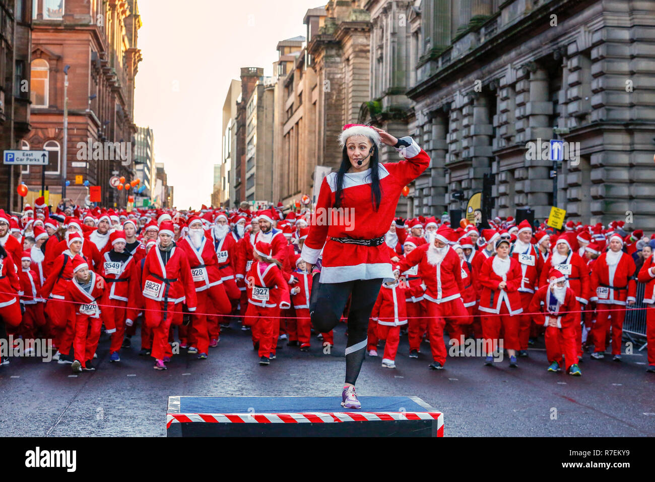 L'Écosse, au Royaume-Uni. 9Th Mar 2018.8000 porteur s'est avéré de participer à l'Annual Charity 5k Santa Dash à travers le centre de Glasgow pour récolter des fonds pour la charité. Cancer Beatson Avec chaque année, l'événement devient plus populaire auprès des familles et des animaux domestiques aussi Crédit : Findlay/Alamy Live News Banque D'Images