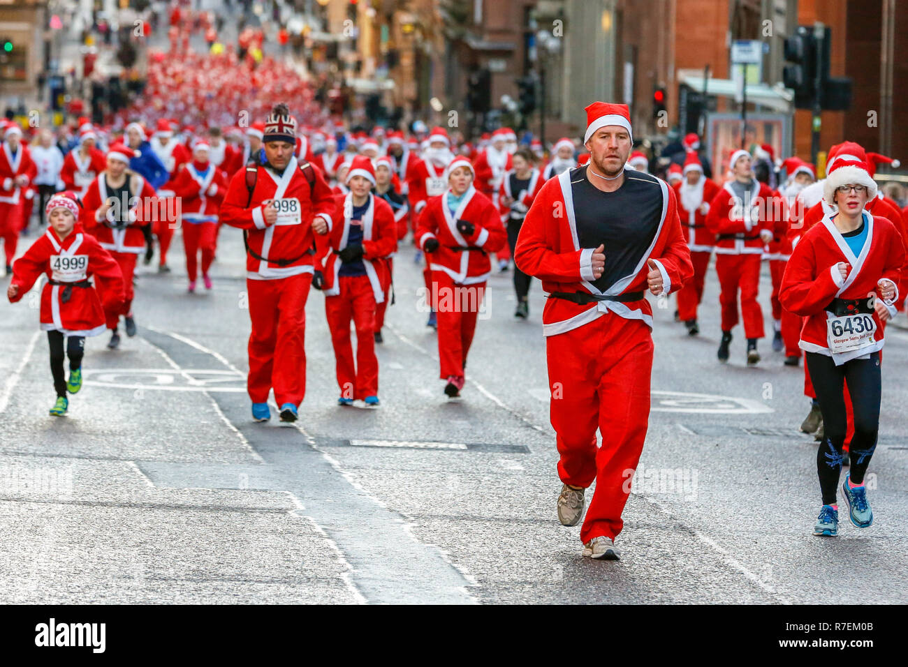 L'Écosse, au Royaume-Uni. 9Th Mar 2018.8000 porteur s'est avéré de participer à l'Annual Charity 5k Santa Dash à travers le centre de Glasgow pour récolter des fonds pour la charité. Cancer Beatson Avec chaque année, l'événement devient plus populaire auprès des familles et des animaux domestiques aussi Crédit : Findlay/Alamy Live News Banque D'Images
