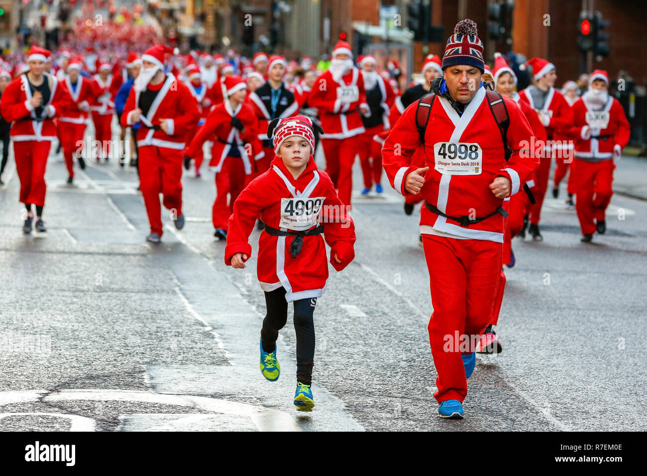 L'Écosse, au Royaume-Uni. 9Th Mar 2018.8000 porteur s'est avéré de participer à l'Annual Charity 5k Santa Dash à travers le centre de Glasgow pour récolter des fonds pour la charité. Cancer Beatson Avec chaque année, l'événement devient plus populaire auprès des familles et des animaux domestiques aussi Crédit : Findlay/Alamy Live News Banque D'Images