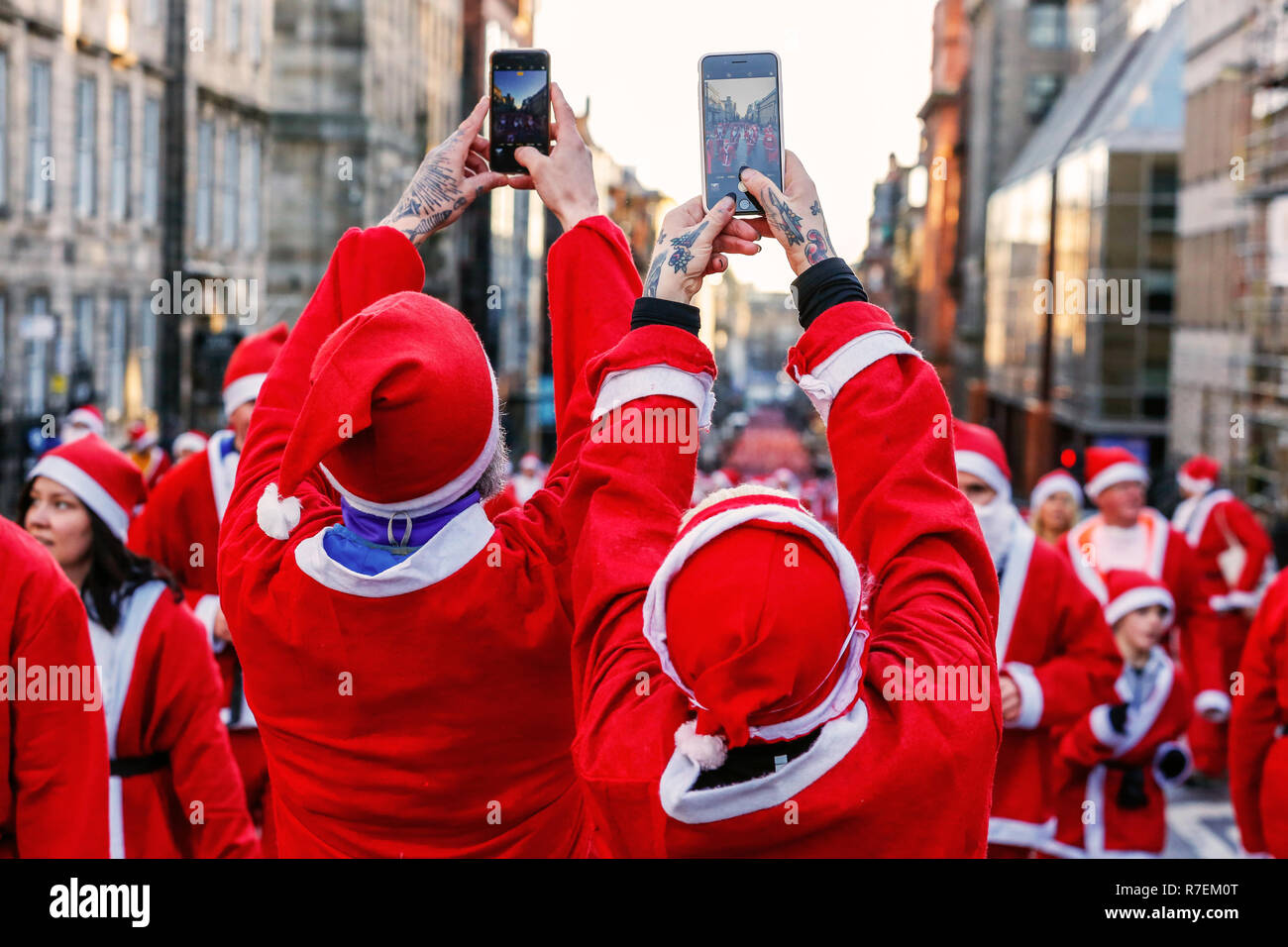 L'Écosse, au Royaume-Uni. 9Th Mar 2018.8000 porteur s'est avéré de participer à l'Annual Charity 5k Santa Dash à travers le centre de Glasgow pour récolter des fonds pour la charité. Cancer Beatson Avec chaque année, l'événement devient plus populaire auprès des familles et des animaux domestiques aussi Crédit : Findlay/Alamy Live News Banque D'Images