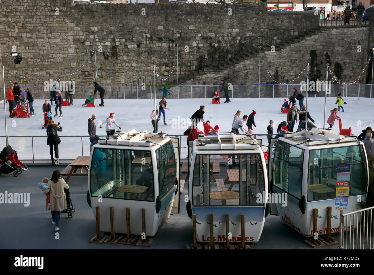 Southampton, UK. 9Th Mar 2018. Les gens étaient sortis tôt un dimanche matin, le patinage sur glace à Southampton. Avec seulement 16 jours restant jusqu'au grand jour personnes commandez tôt pour battre les foules.Credit : Keith Larby/Alamy Live News Banque D'Images