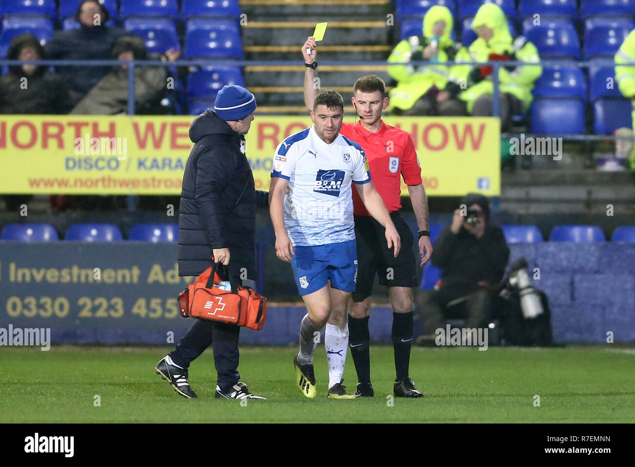 Birkenhead, UK. 8e Dec 2018. Adam Buxton de Tranmere Rovers reçoit un carton jaune de l'arbitre d'Ollie Yates. L'EFL Skybet ligue de football match Tranmere Rovers, deux v Cambridge Utd à Prenton Park, Birkenhead, Wirral le samedi 8 décembre 2018. Cette image ne peut être utilisé qu'à des fins rédactionnelles. Usage éditorial uniquement, licence requise pour un usage commercial. Aucune utilisation de pari, de jeux ou d'un seul club/ligue/dvd publications. Photos par Chris Stading/Andrew Orchard la photographie de sport/Alamy live news Banque D'Images