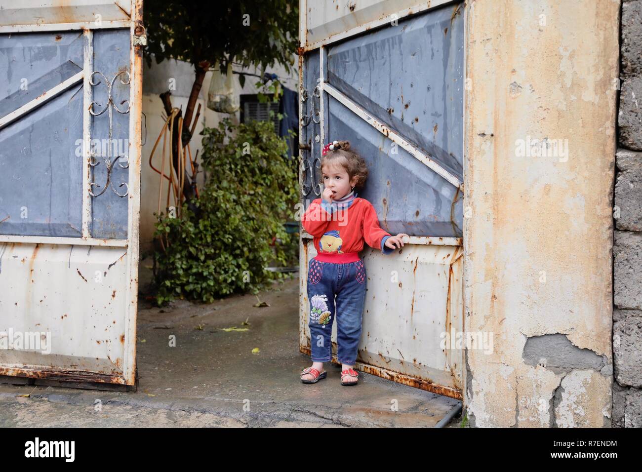 (181209) -- Mossoul, le 9 décembre 2018 (Xinhua) -- Photo prise le 5 décembre 2018, fille de Aseel montre Muthanna Fadhil Younis, debout devant leur maison louée à Mossoul, capitale de la province du nord de l'Iraq de Ninive. Il y a un an que l'Iraq a annoncé la libération complète de l'État islamique (EST) groupe militant, mais les Irakiens sont toujours désespérément mal à rétablir leur vie normale au milieu de la faiblesse du processus de reconstruction. A Mossoul, la restauration de la vie tourne plus vite dans le côté oriental, qui a été témoin de batailles moins que le côté ouest. Les résidents de défi à Mossoul a jamais perdu ho Banque D'Images