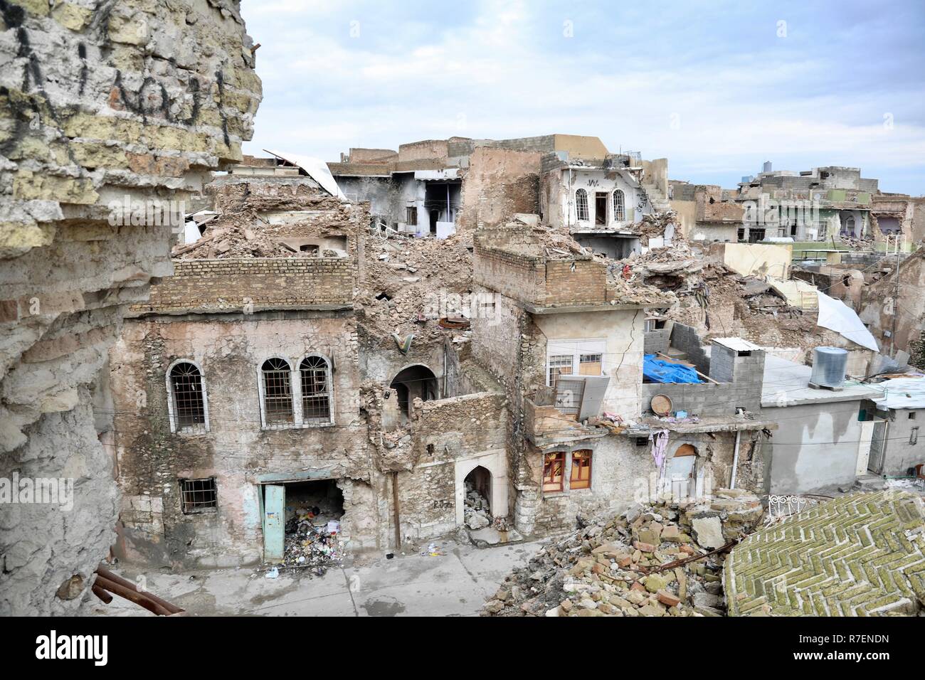 (181209) -- Mossoul, le 9 décembre 2018 (Xinhua) -- Photo prise le 6 décembre 2018, montre des maisons détruites dans la vieille ville de Mossoul, capitale de la province du nord de l'Iraq de Ninive. Il y a un an que l'Iraq a annoncé la libération complète de l'État islamique (EST) groupe militant, mais les Irakiens sont toujours désespérément mal à rétablir leur vie normale au milieu de la faiblesse du processus de reconstruction. A Mossoul, la restauration de la vie tourne plus vite dans le côté oriental, qui a été témoin de batailles moins que le côté ouest. Les résidents de défi à Mossoul n'a jamais perdu espoir dans leurs efforts pour reconstruire leur maison bien-aimé Banque D'Images