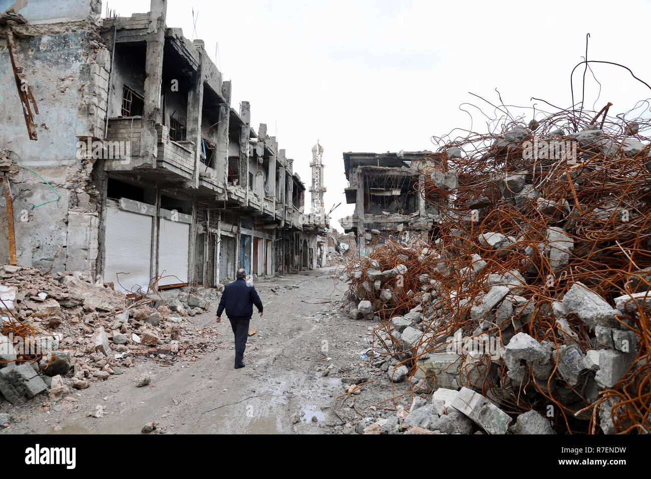 (181209) -- Mossoul, le 9 décembre 2018 (Xinhua) -- Photo prise le 6 décembre 2018, montre un homme marchant au milieu des bâtiments dévastés dans la vieille ville de Mossoul, capitale de la province du nord de l'Iraq de Ninive. Il y a un an que l'Iraq a annoncé la libération complète de l'État islamique (EST) groupe militant, mais les Irakiens sont toujours désespérément mal à rétablir leur vie normale au milieu de la faiblesse du processus de reconstruction. A Mossoul, la restauration de la vie tourne plus vite dans le côté oriental, qui a été témoin de batailles moins que le côté ouest. Les résidents de défi à Mossoul n'a jamais perdu espoir dans leur ef Banque D'Images