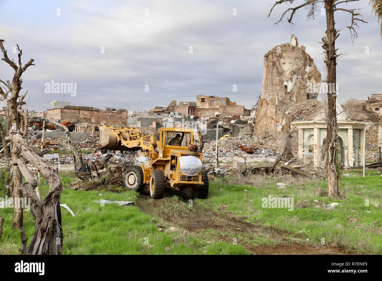 (181209) -- Mossoul, le 9 décembre 2018 (Xinhua) -- Photo prise le 6 décembre 2018, montre une pelle chariot d'éliminer les débris lors de l'historique mosquée al-Nuri, dans la vieille ville de Mossoul, capitale de la province du nord de l'Iraq de Ninive. Il y a un an que l'Iraq a annoncé la libération complète de l'État islamique (EST) groupe militant, mais les Irakiens sont toujours désespérément mal à rétablir leur vie normale au milieu de la faiblesse du processus de reconstruction. A Mossoul, la restauration de la vie tourne plus vite dans le côté oriental, qui a été témoin de batailles moins que le côté ouest. Les résidents de défi à Mossoul n'a jamais perdu espoir dans Banque D'Images