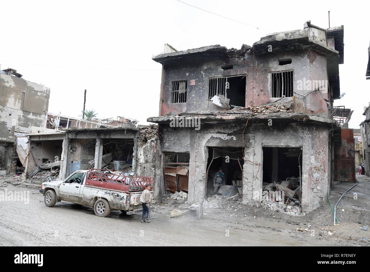 (181209) -- Mossoul, le 9 décembre 2018 (Xinhua) -- Photo prise le 6 décembre 2018, montre les habitants d'éliminer les débris de leur maison dans la région de Mossoul, capitale de la province du nord de l'Iraq de Ninive. Il y a un an que l'Iraq a annoncé la libération complète de l'État islamique (EST) groupe militant, mais les Irakiens sont toujours désespérément mal à rétablir leur vie normale au milieu de la faiblesse du processus de reconstruction. A Mossoul, la restauration de la vie tourne plus vite dans le côté oriental, qui a été témoin de batailles moins que le côté ouest. Les résidents de défi à Mossoul n'a jamais perdu espoir dans leurs efforts pour reconstruire leur belove Banque D'Images