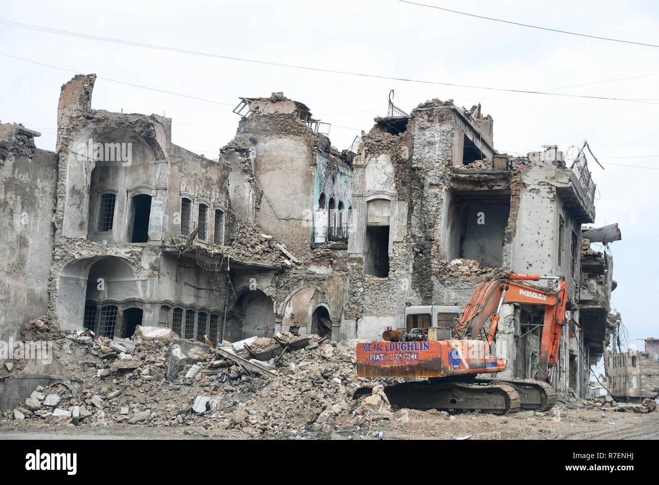 (181209) -- Mossoul, le 9 décembre 2018 (Xinhua) -- Photo prise le 6 décembre 2018, montre une pelle chariot d'éliminer les débris dans la vieille ville de Mossoul, capitale de la province du nord de l'Iraq de Ninive. Il y a un an que l'Iraq a annoncé la libération complète de l'État islamique (EST) groupe militant, mais les Irakiens sont toujours désespérément mal à rétablir leur vie normale au milieu de la faiblesse du processus de reconstruction. A Mossoul, la restauration de la vie tourne plus vite dans le côté oriental, qui a été témoin de batailles moins que le côté ouest. Les résidents de défi à Mossoul n'a jamais perdu espoir dans leurs efforts pour reconstruire leur Banque D'Images