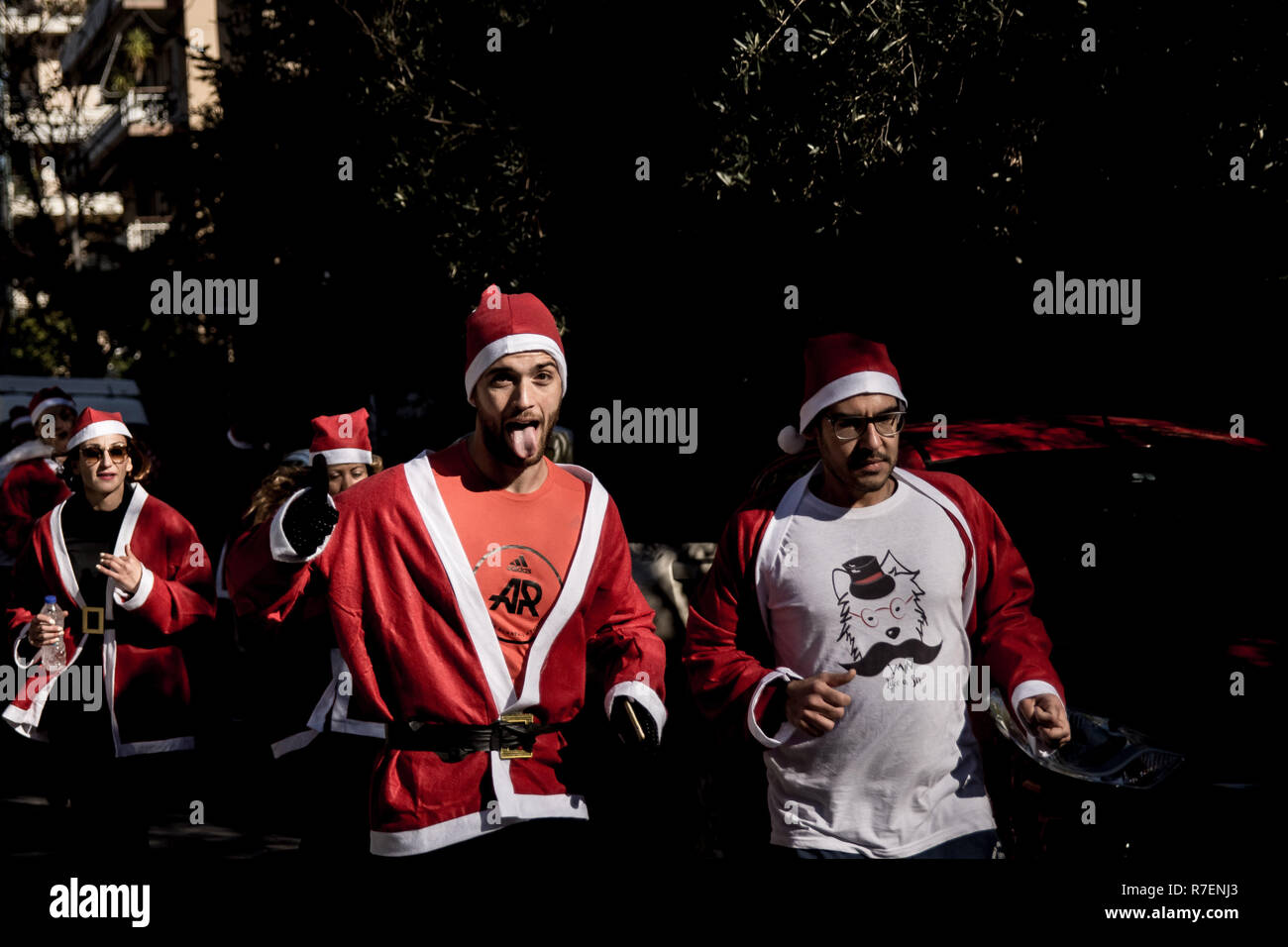 Athènes, Grèce. 9Th Mar 2018.Les participants sont vus en cours d'exécution au cours de l'événement annuel Santa Run. Des centaines de personnes portant des costumes du Père Noël, participer à l'assemblée annuelle Santa Run à Athènes. Credit : SOPA/Alamy Images Limited Live News Banque D'Images