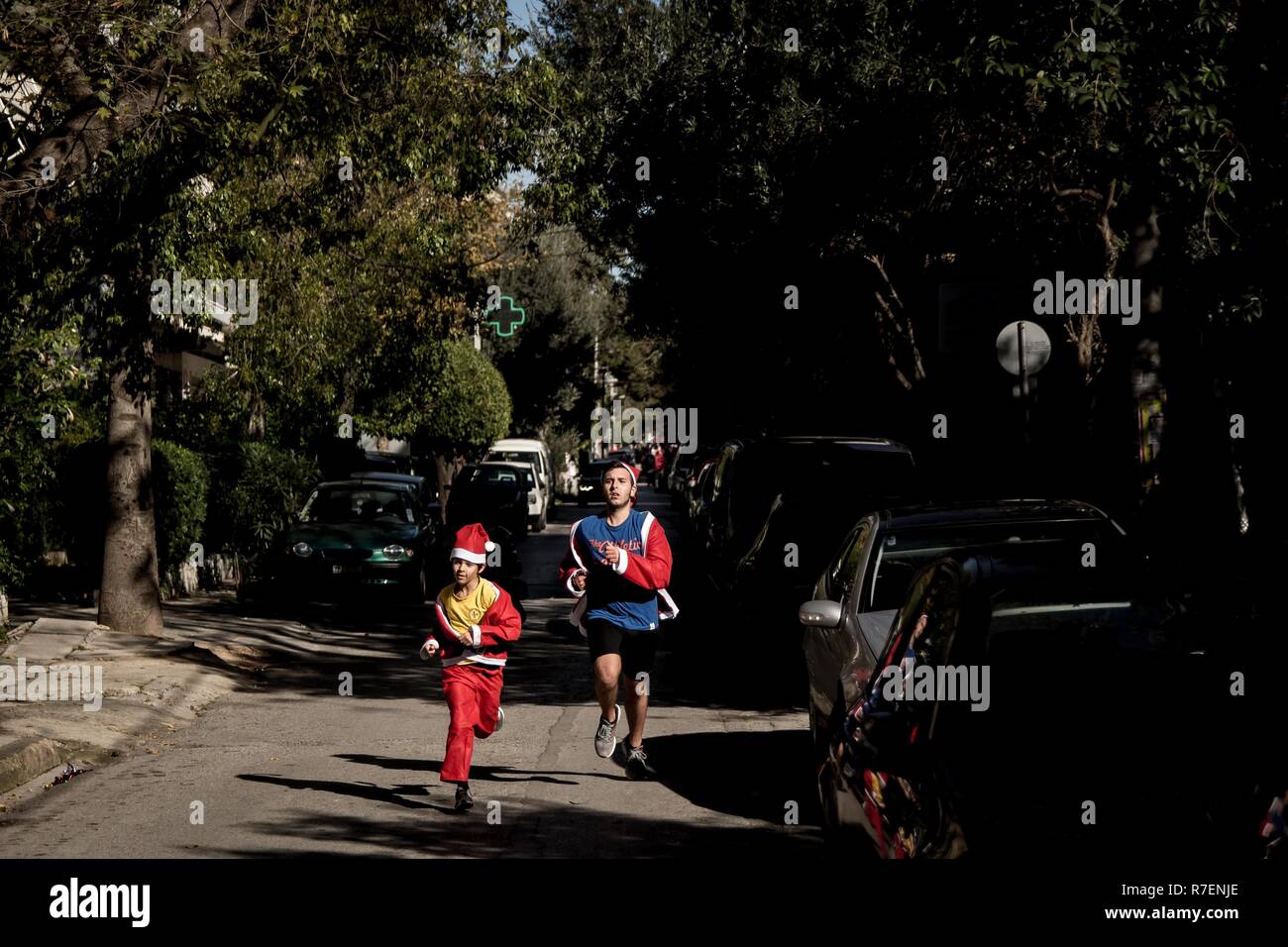 Athènes, Grèce. 9Th Mar 2018.Les participants sont vus en cours d'exécution au cours de l'événement annuel Santa Run. Des centaines de personnes portant des costumes du Père Noël, participer à l'assemblée annuelle Santa Run à Athènes. Credit : SOPA/Alamy Images Limited Live News Banque D'Images