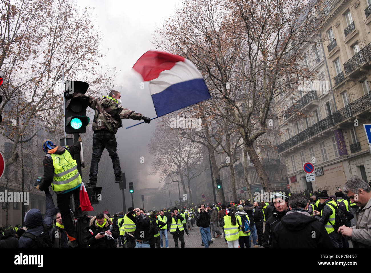 Paris, France. 8e Dec 2018. Paris, France. 8e Dec 2018. Des manifestants sont à marcher en direction de la Place de l'Etoile Credit : Roger Ankri/Alamy Live News Crédit : Roger Ankri/Alamy Live News Banque D'Images