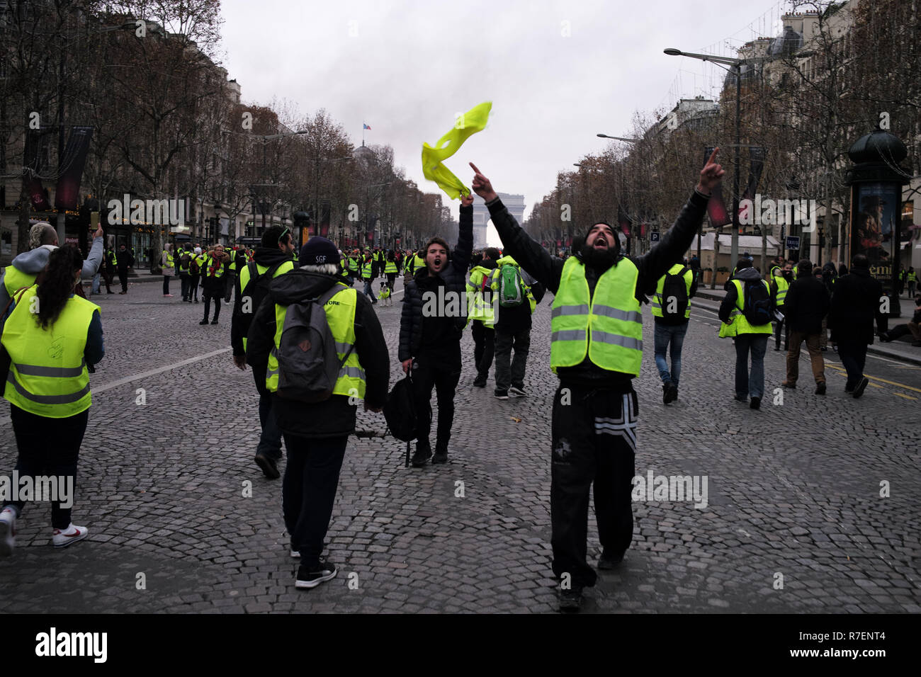 Paris, France. 8e Dec 2018. Paris, France. 8e Dec 2018. Des manifestants, Vestes Jaunes, marchez sur l'Avenue Crédit : Roger Ankri/Alamy Live News Crédit : Roger Ankri/Alamy Live News Banque D'Images