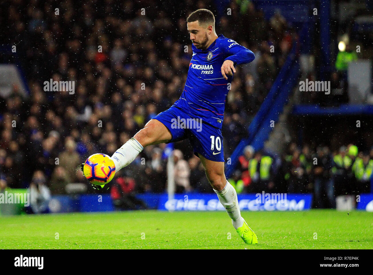 Londres, Royaume-Uni. 8e Dec 2018. Eden Hazard de Chelsea en action. Premier League, Chelsea v Manchester City à Stamford Bridge à Londres le samedi 8 décembre 2018. Cette image ne peut être utilisé qu'à des fins rédactionnelles. Usage éditorial uniquement, licence requise pour un usage commercial. Aucune utilisation de pari, de jeux ou d'un seul club/ligue/dvd publications. pic par Steffan Bowen/ Andrew Orchard la photographie de sport/Alamy live news Banque D'Images