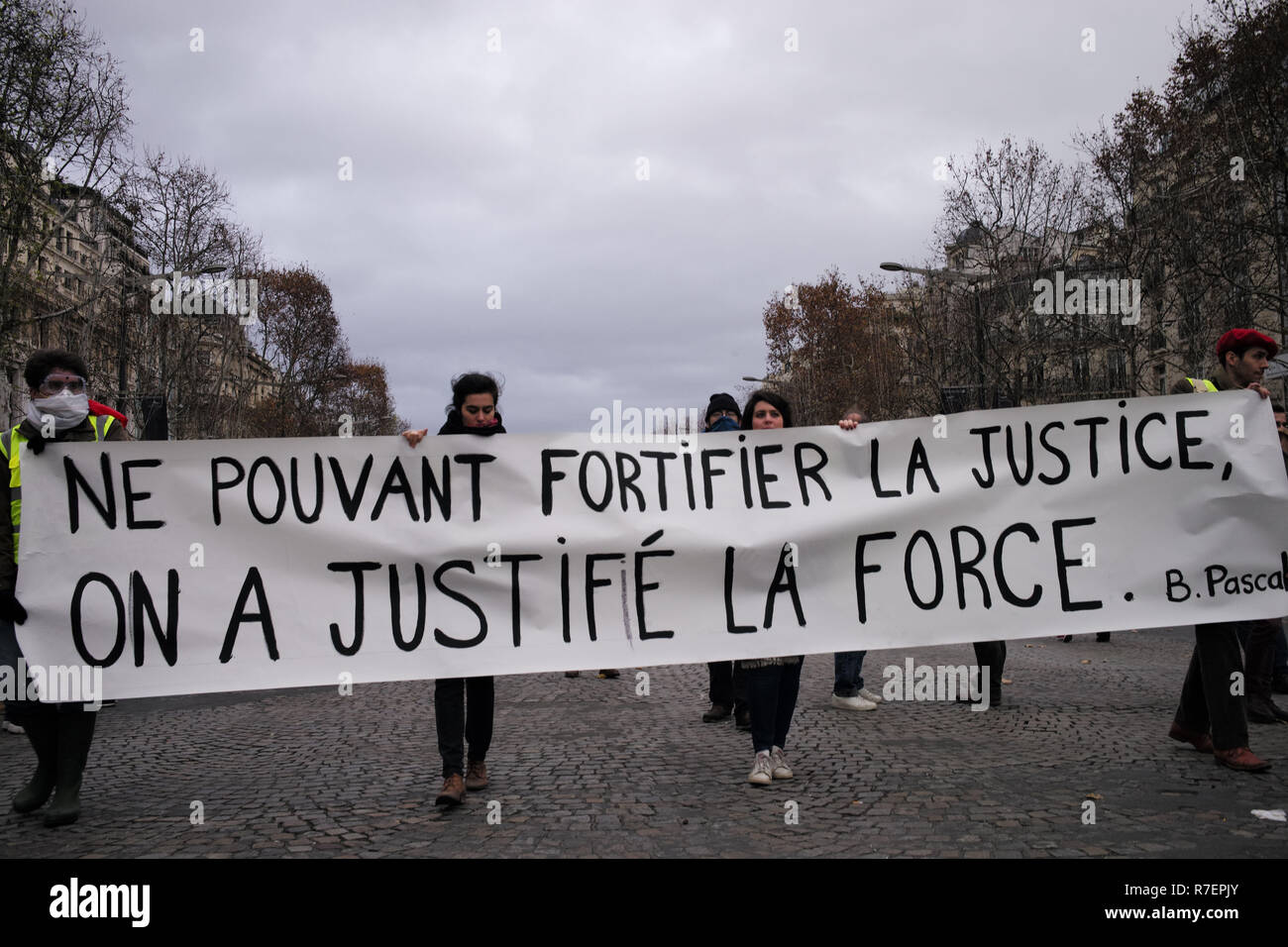 Paris, France. 8e Dec 2018. Des manifestants sont la marche sur l'Avenue, montrant leur panneau "pas en mesure de renforcer la justice, nous justifier la force, Blaise Pascal'. Credit : Roger Ankri/Alamy Live News Banque D'Images