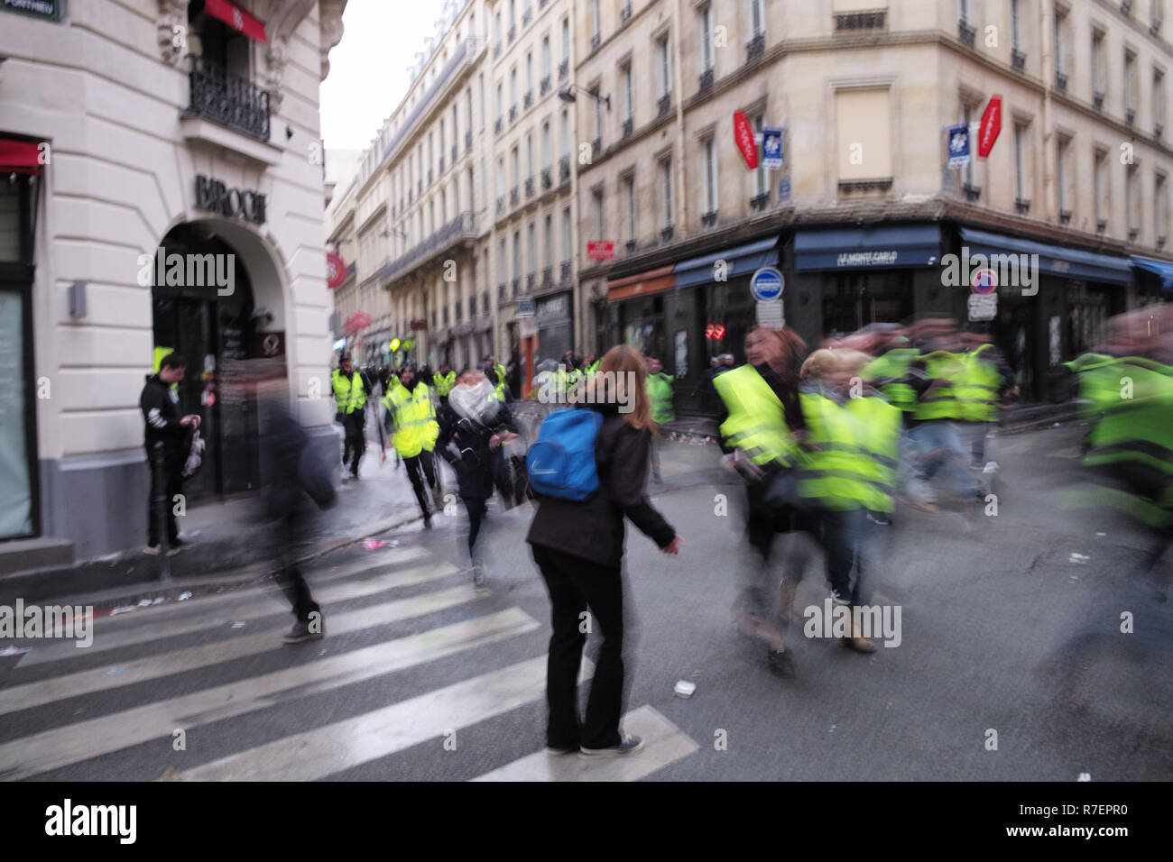 Paris, France. 8e Dec 2018. Des manifestants, gilets jaunes, sont en cours d'exécution de policiers, CRS, courant après eux de l'Avenue des Champs Elysées : Crédit Roger Ankri/Alamy Live News Banque D'Images