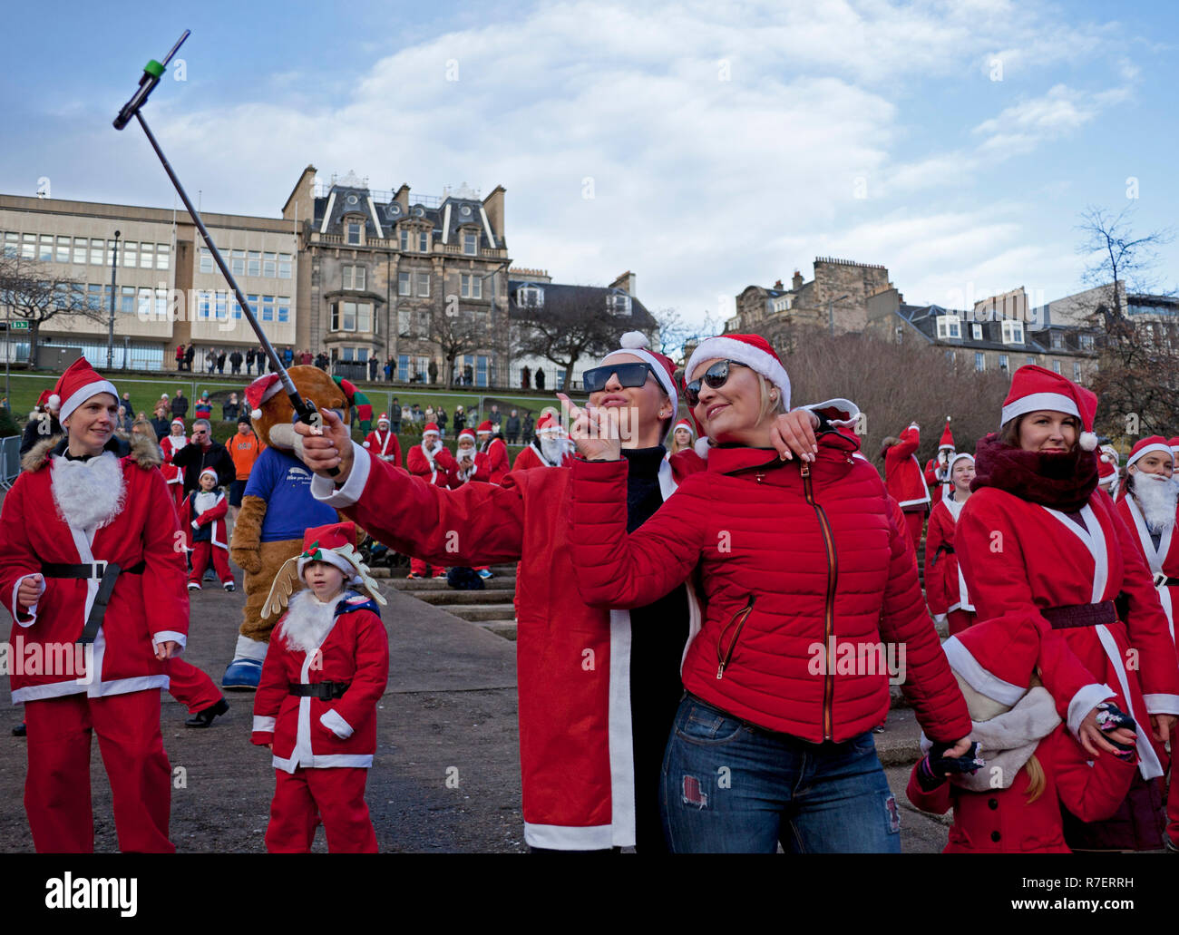 Edinburgh, Ecosse, Royaume-Uni. 9 décembre 2018. Santa Run. La collecte de fonds d'Édimbourg et les elfes du Père Noël ont couru, marché et flâné autour de West Princes Street Gardens la collecte de fonds d'accorder les souhaits des enfants pour quand vous voulez sur une étoile. Sécher avec température de 7 degrés dans le centre-ville. Banque D'Images