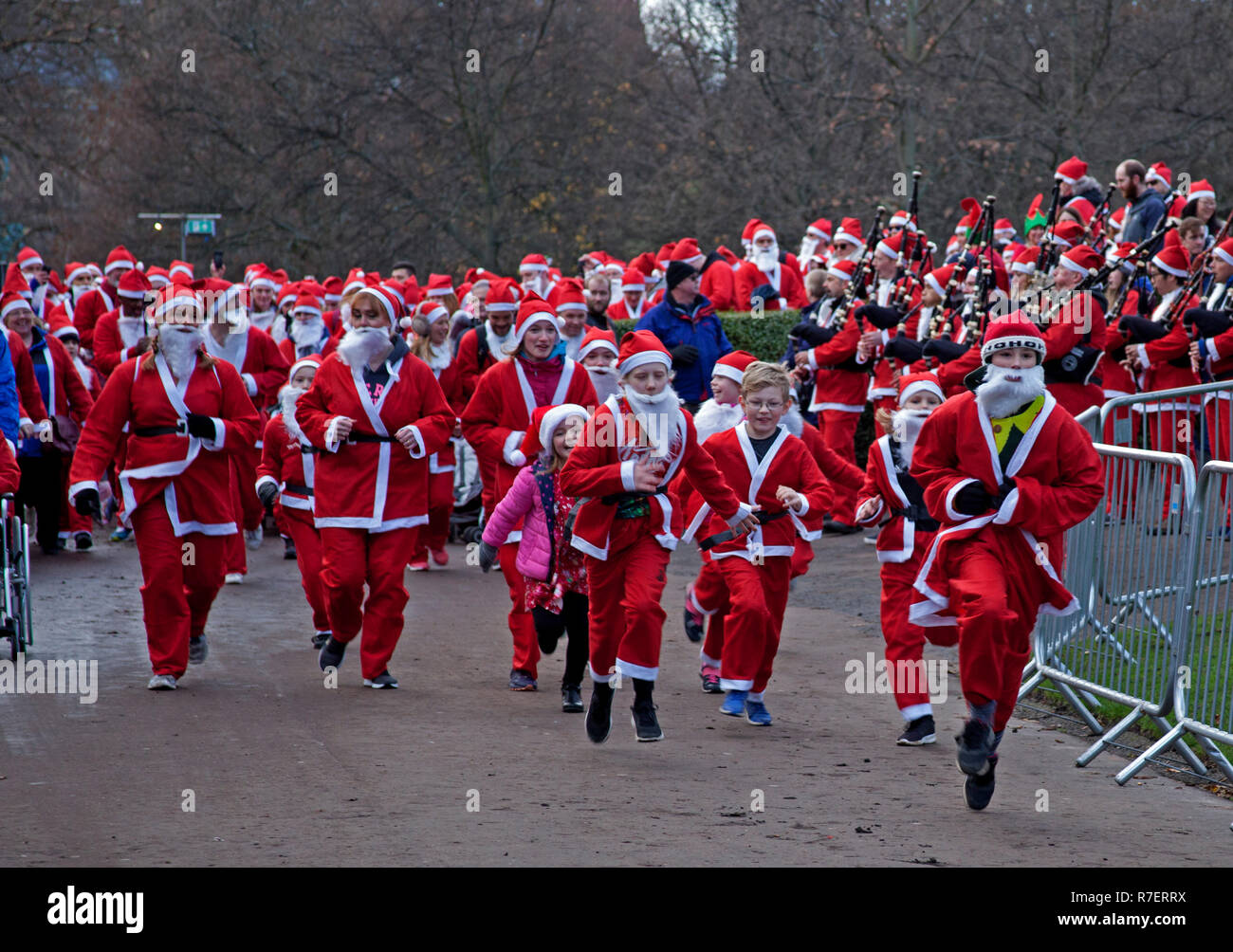 Edinburgh, Ecosse, Royaume-Uni. 9 décembre 2018. Santa Run. La collecte de fonds d'Édimbourg et les elfes du Père Noël ont couru, marché et flâné autour de West Princes Street Gardens la collecte de fonds d'accorder les souhaits des enfants pour quand vous voulez sur une étoile. Sécher avec température de 7 degrés dans le centre-ville. Banque D'Images