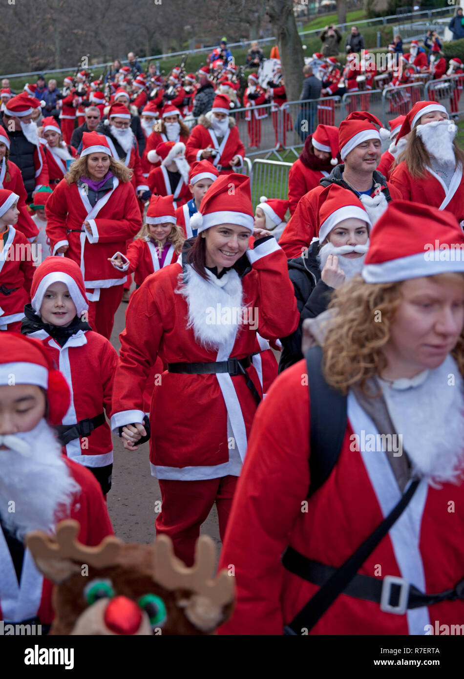 Edinburgh, Ecosse, Royaume-Uni. 9 décembre 2018. Santa Run. La collecte de fonds d'Édimbourg et les elfes du Père Noël ont couru, marché et flâné autour de West Princes Street Gardens la collecte de fonds d'accorder les souhaits des enfants pour quand vous voulez sur une étoile. Sécher avec température de 7 degrés dans le centre-ville. Banque D'Images