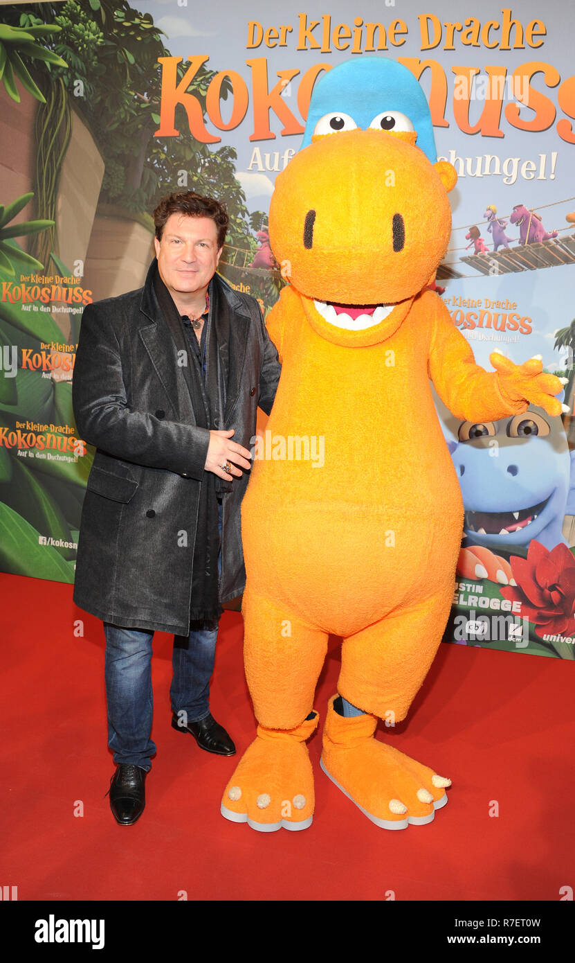 09 décembre 2018, Bavaria, Munich : l'acteur Francis Fulton-Smith vient à la première du film 'Le petit dragon - noix de coco dans la jungle'. Le film d'animation sur les aventures du petit dragon de feu sera montré dans les cinémas Le 27 décembre 2018. Photo : Ursula Düren/dpa Banque D'Images
