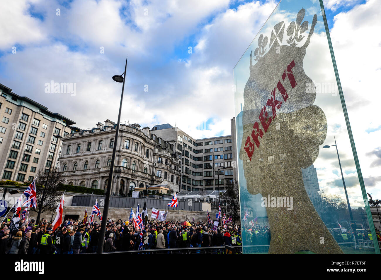 Brexit trahison de mars. Les protestataires ont manifesté à ce qu'ils considèrent comme une trahison par le gouvernement britannique à ne pas suivre à travers avec la sortie de l'UE dans sa totalité après le référendum. Le passage des marcheurs reine tête art installation par Matt Marga barbouillés avec graffiti Brexit Banque D'Images